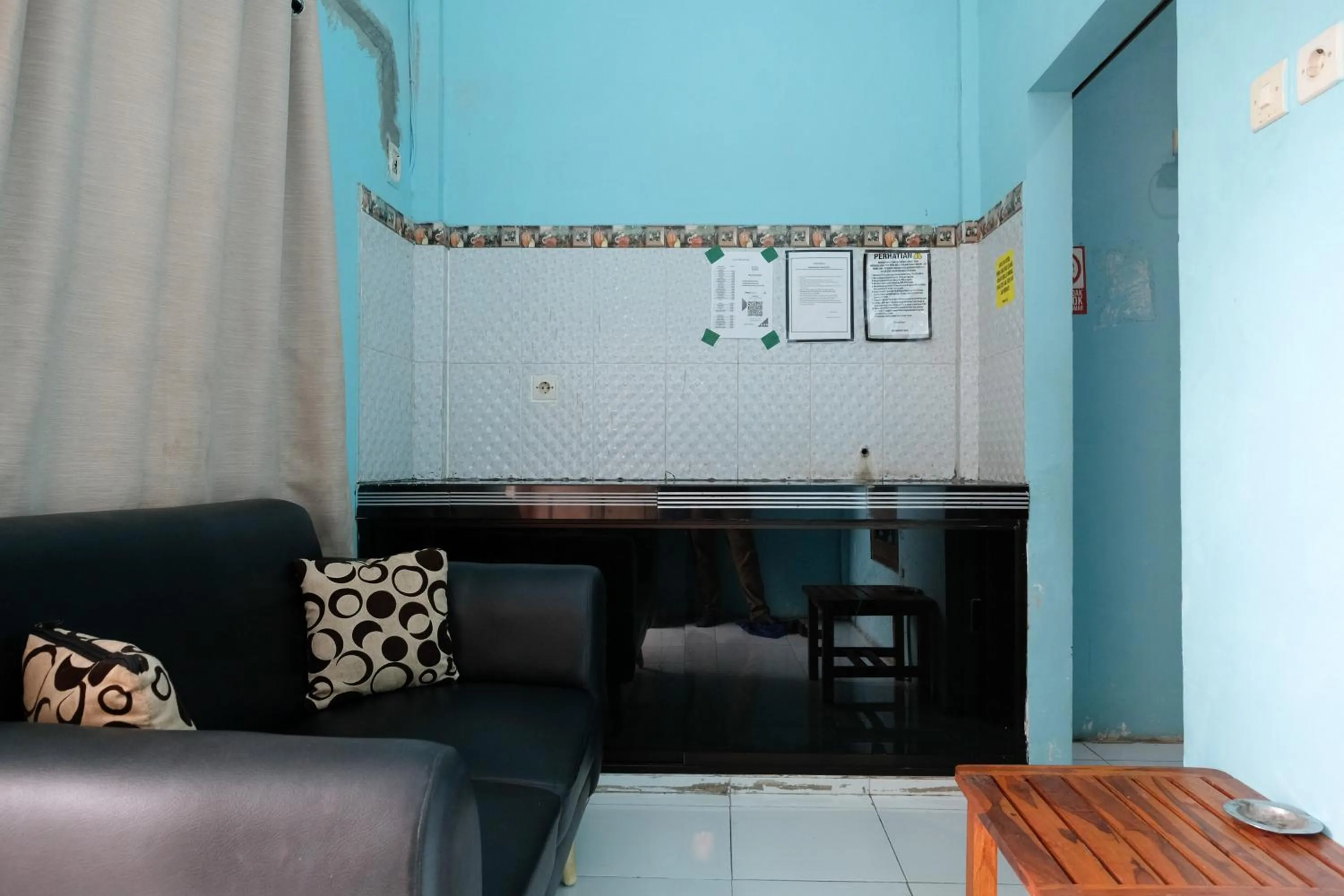 Seating area in RedDoorz near Mojokerto Train Station