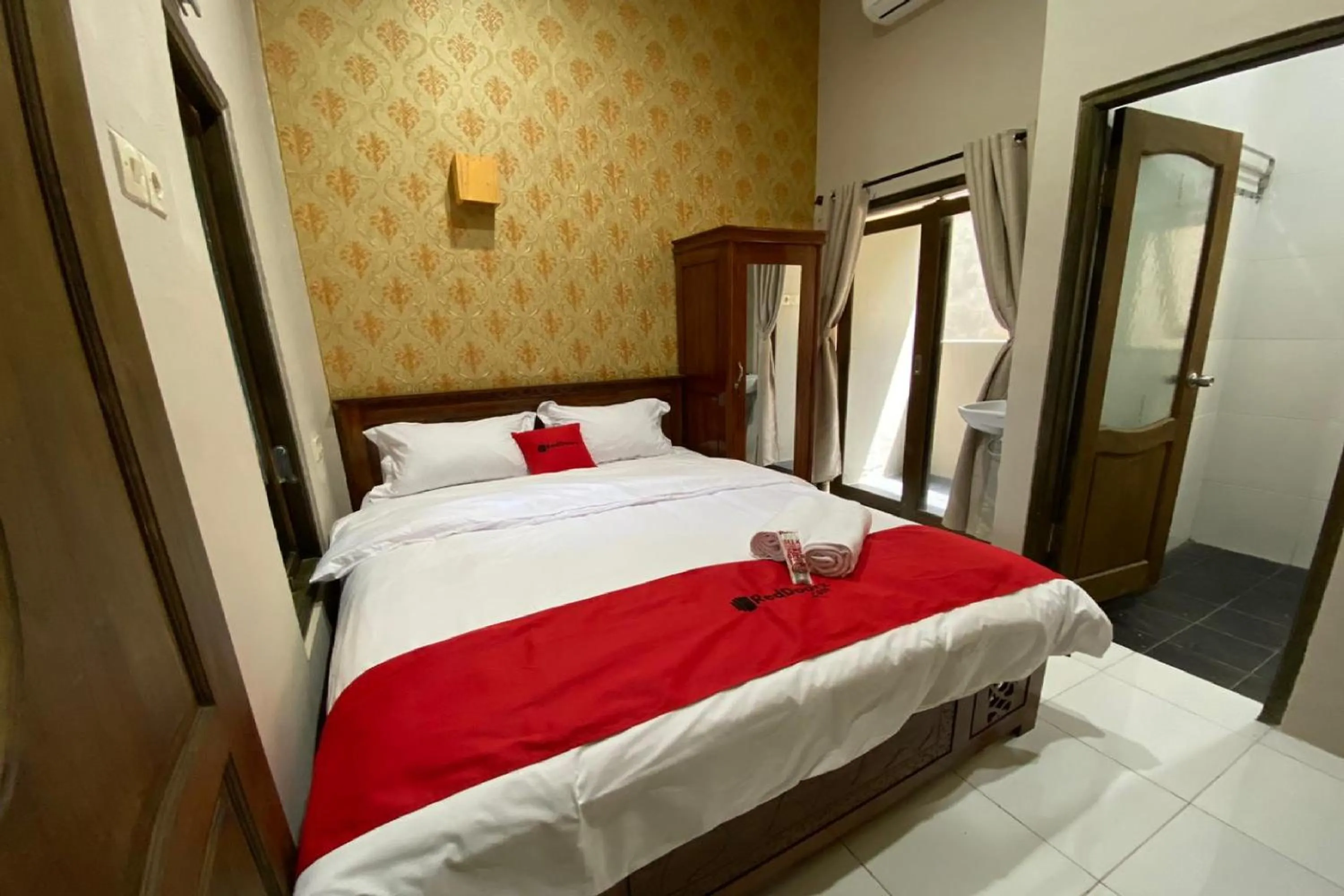 Bedroom, Bed in RedDoorz near Mojokerto Train Station