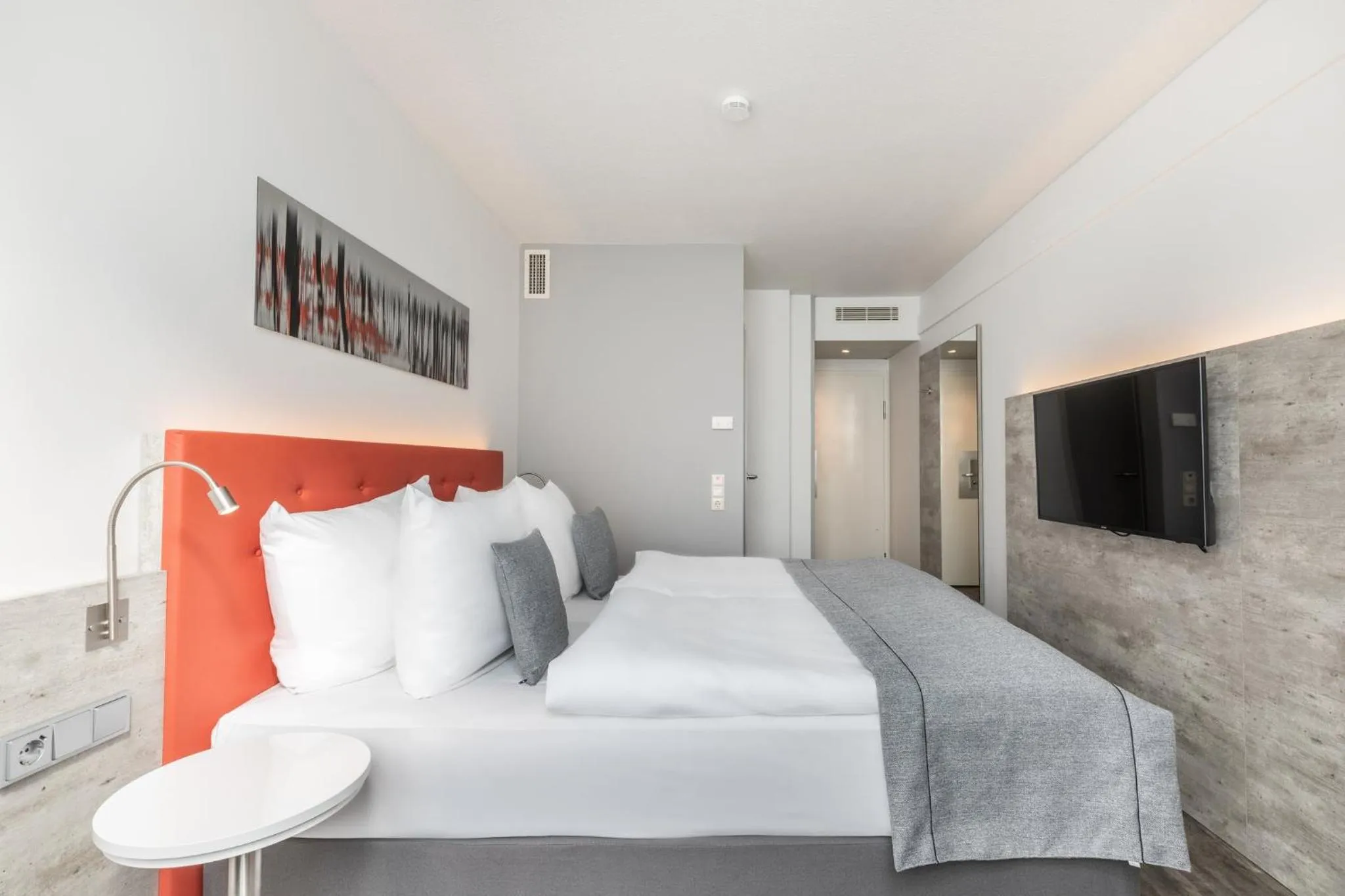 Photo of the whole room, Bed in Garner Hotel Wiesbaden City by IHG