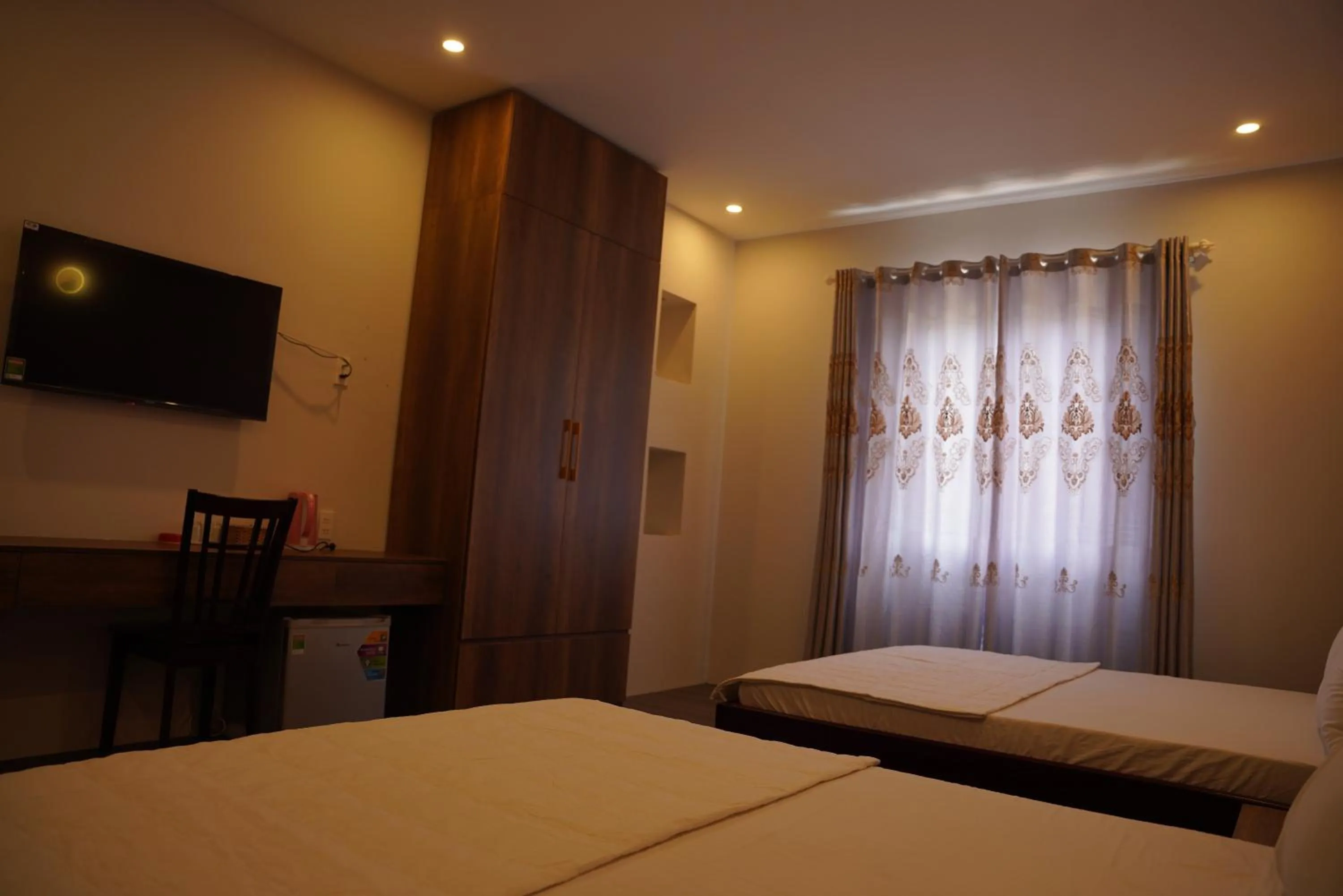 Photo of the whole room, Bed in KHÁCH SẠN ĐẾ VƯƠNG