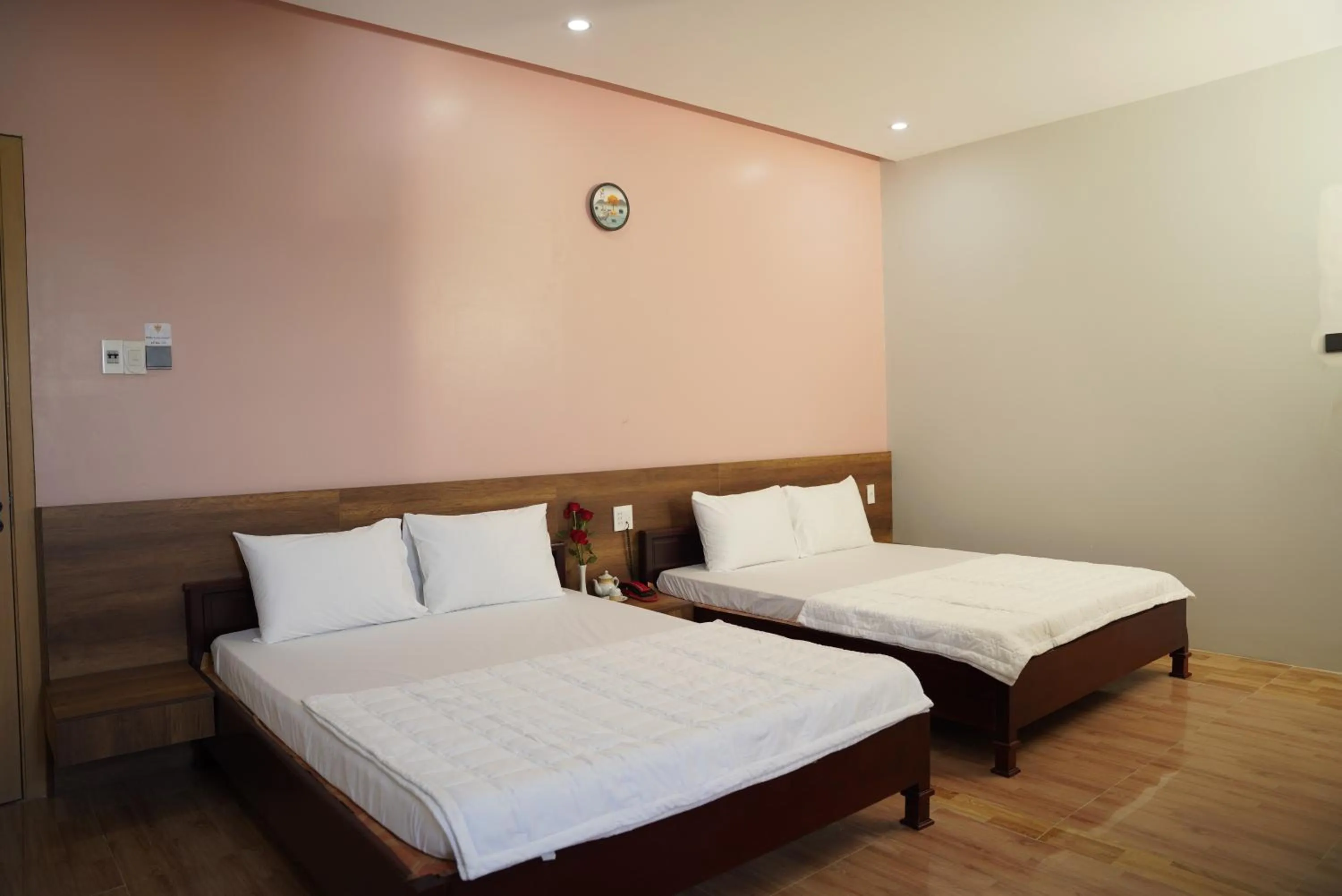 Photo of the whole room, Bed in KHÁCH SẠN ĐẾ VƯƠNG