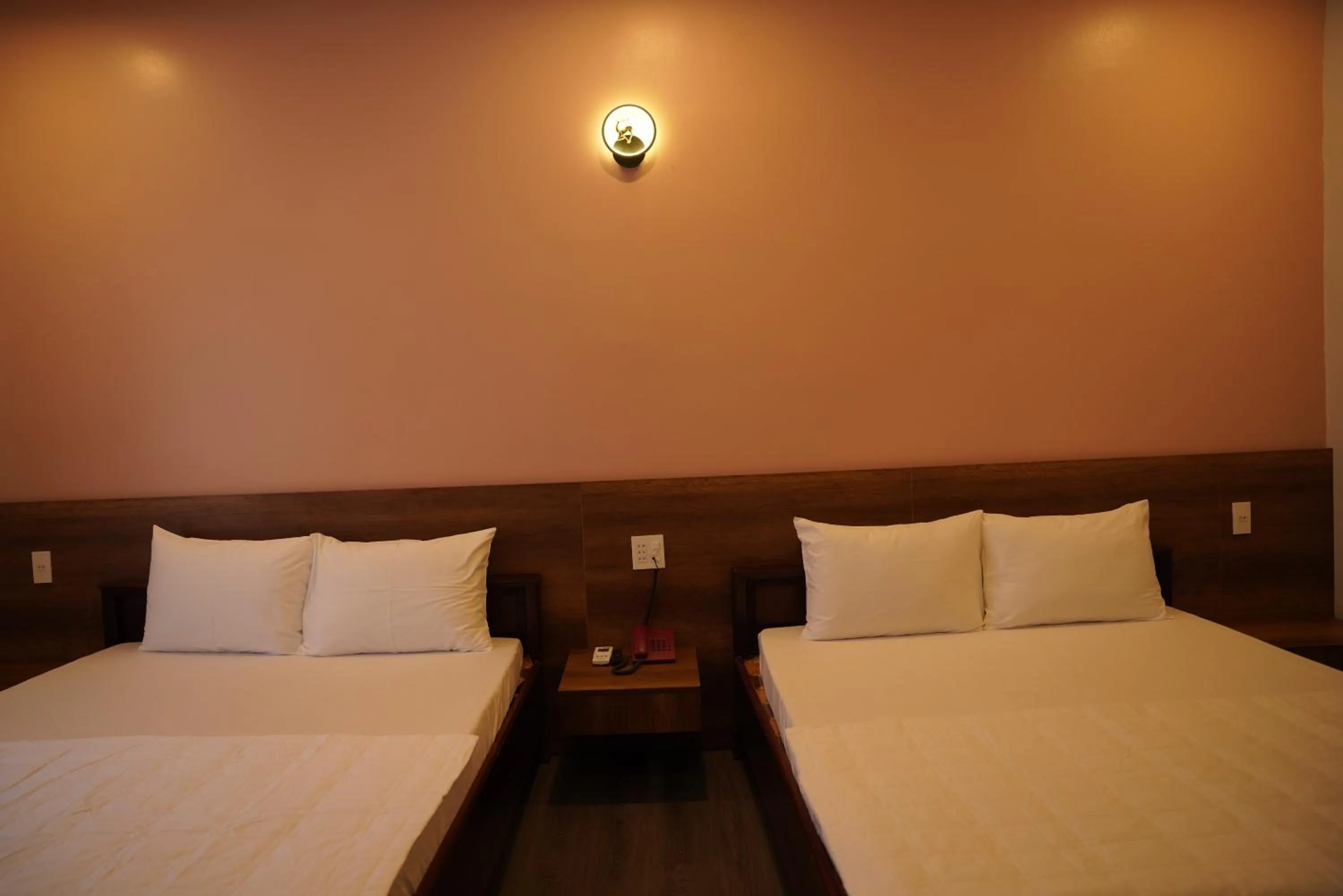 Photo of the whole room, Bed in KHÁCH SẠN ĐẾ VƯƠNG