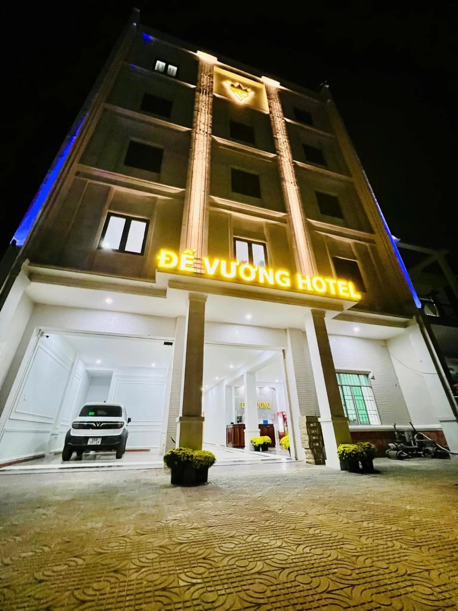 KHÁCH SẠN ĐẾ VƯƠNG