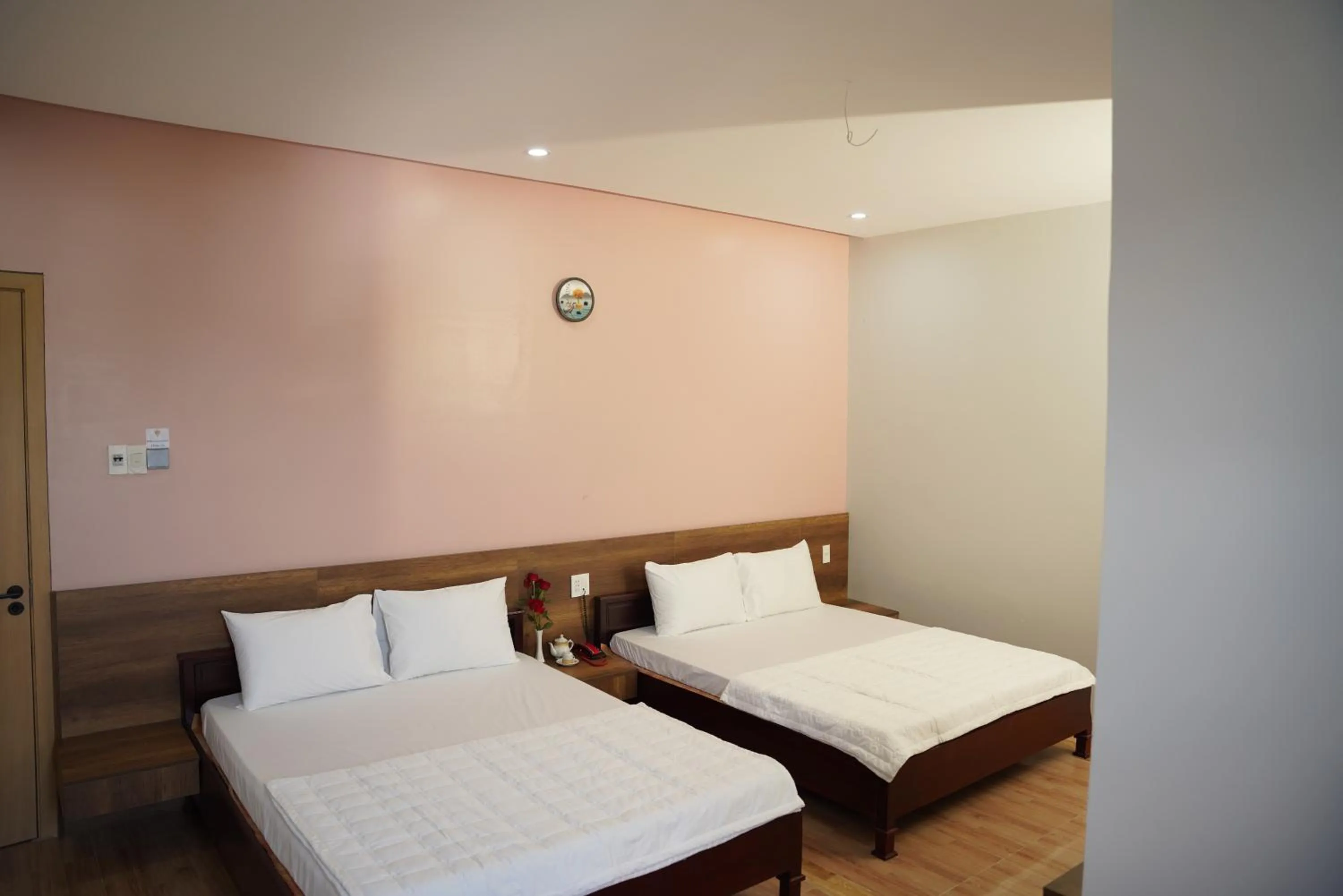 Bed in KHÁCH SẠN ĐẾ VƯƠNG