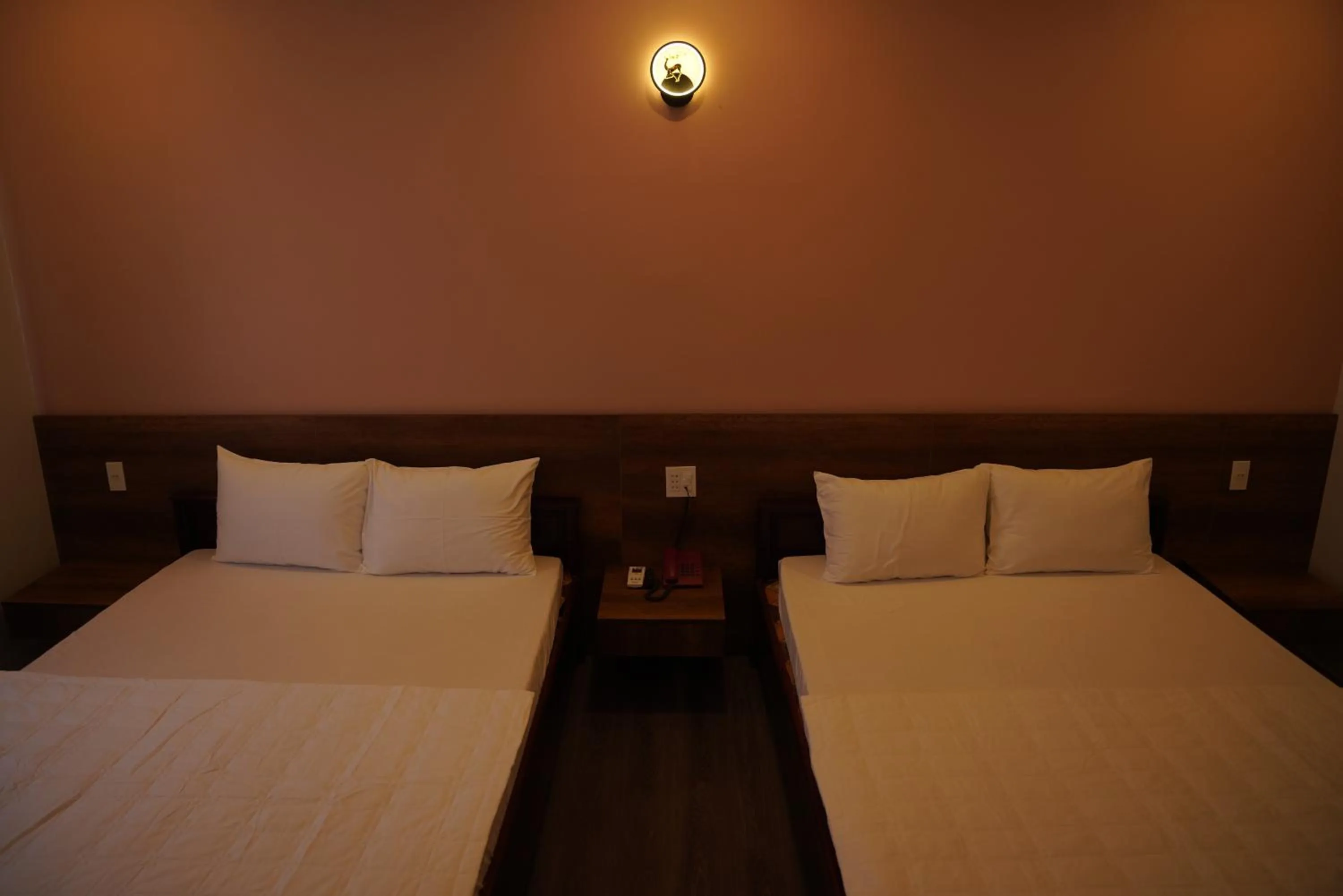 Bed in KHÁCH SẠN ĐẾ VƯƠNG