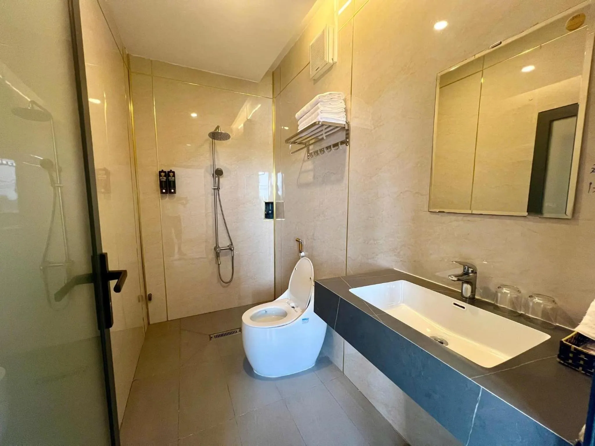 Toilet in KHÁCH SẠN ĐẾ VƯƠNG