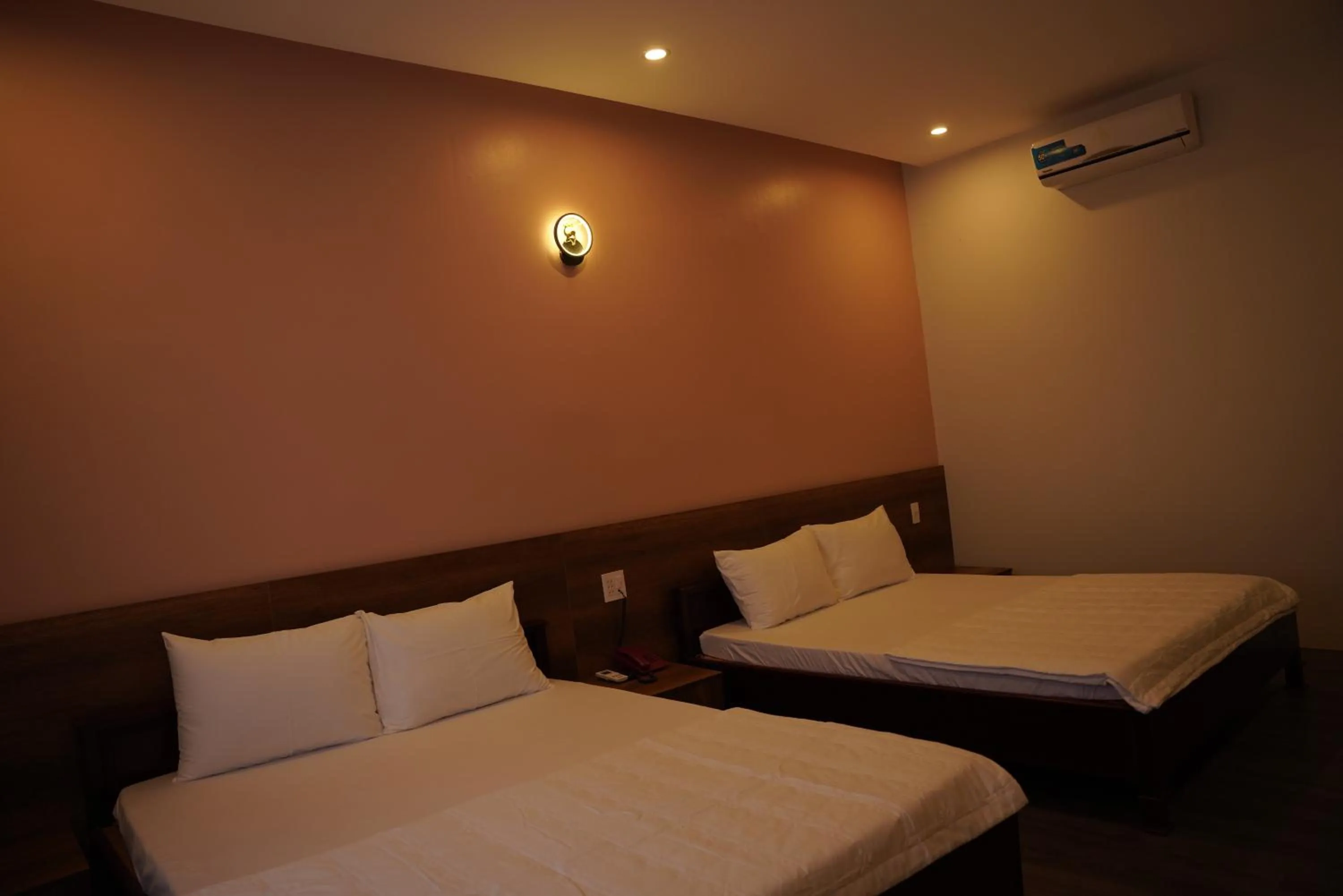 Bedroom, Bed in KHÁCH SẠN ĐẾ VƯƠNG