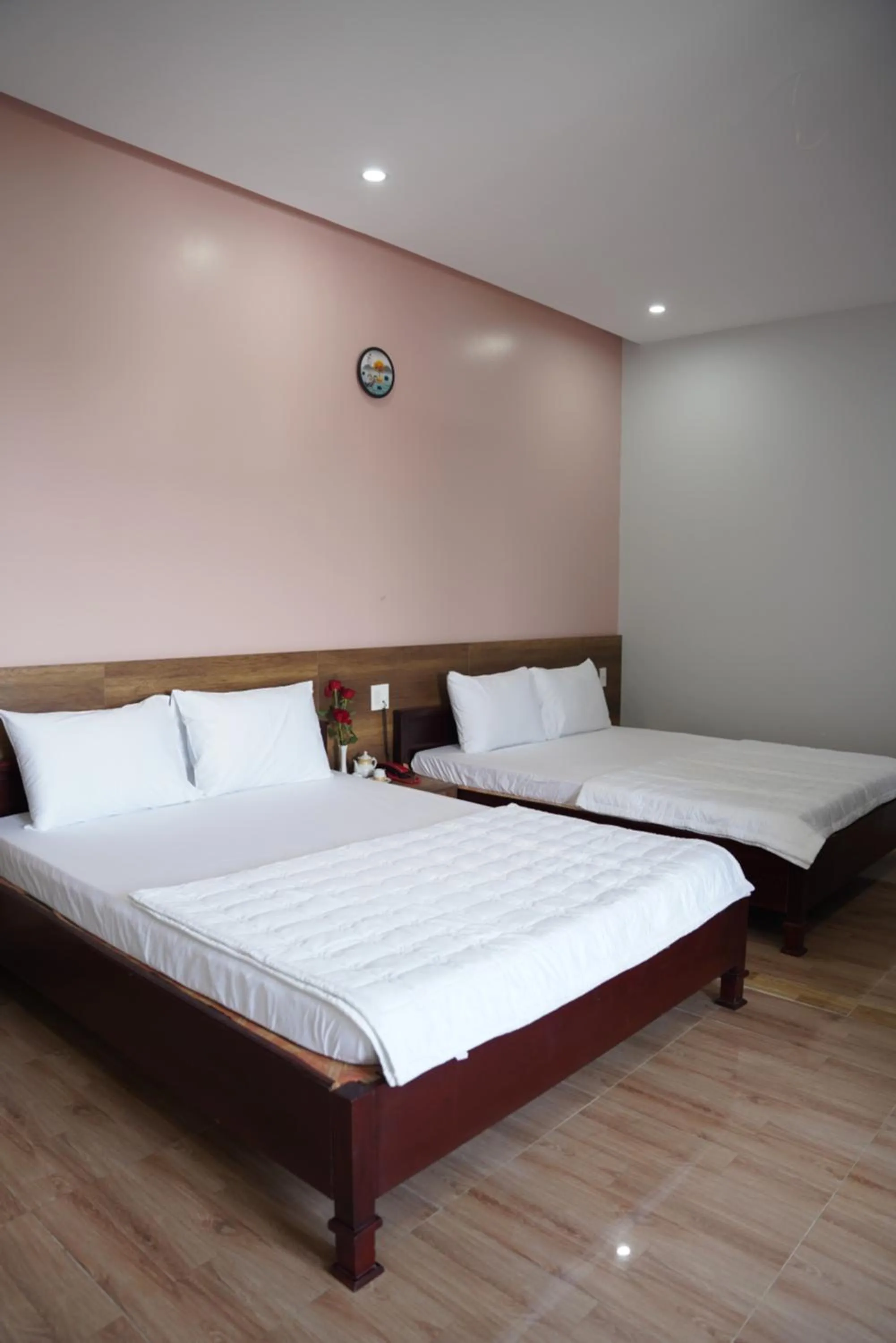 Photo of the whole room, Bed in KHÁCH SẠN ĐẾ VƯƠNG