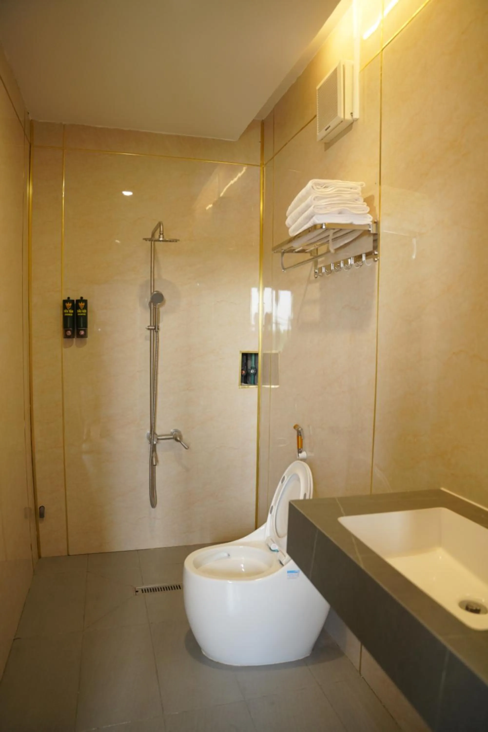 Toilet in KHÁCH SẠN ĐẾ VƯƠNG