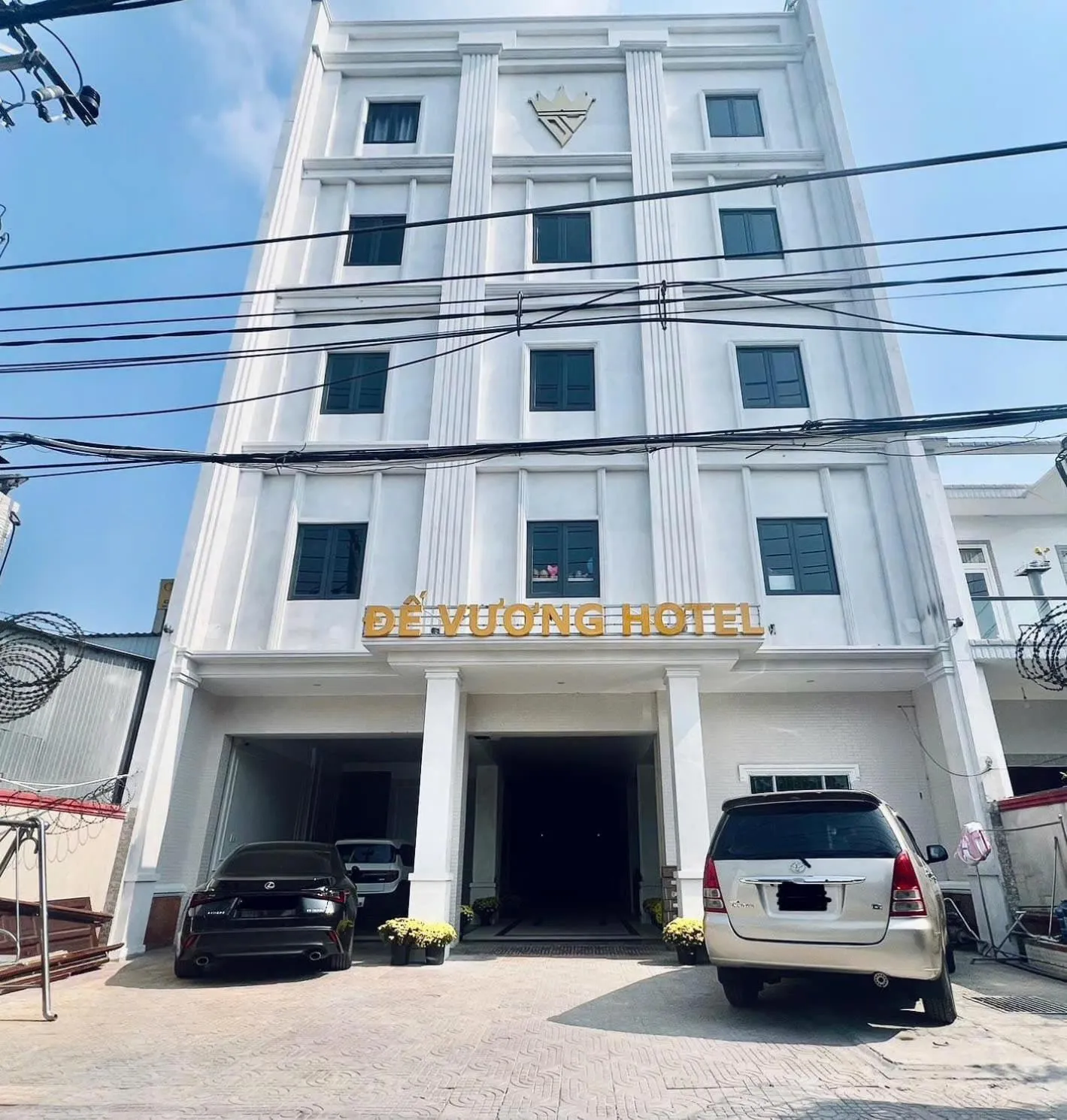 KHÁCH SẠN ĐẾ VƯƠNG