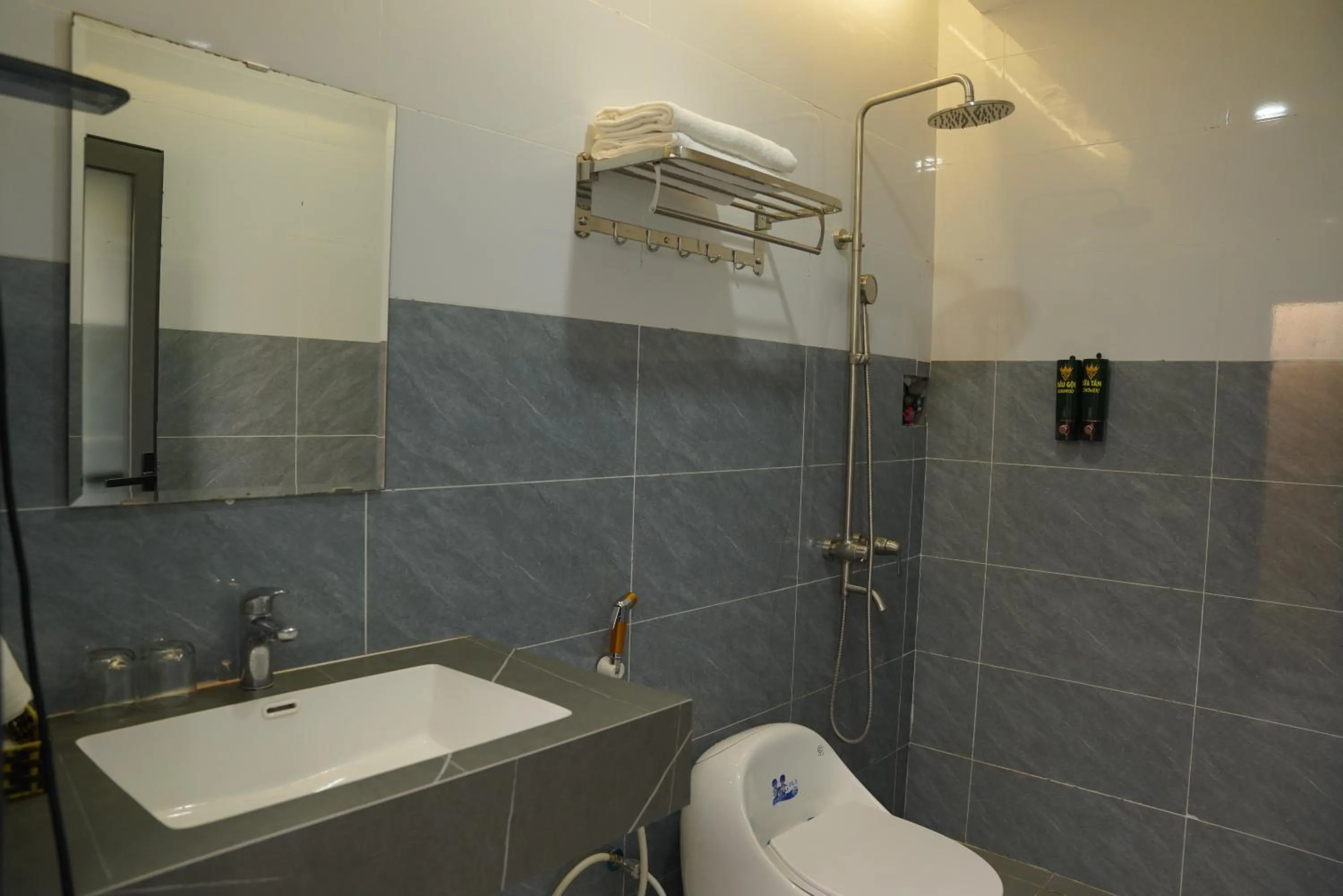 Shower in KHÁCH SẠN ĐẾ VƯƠNG