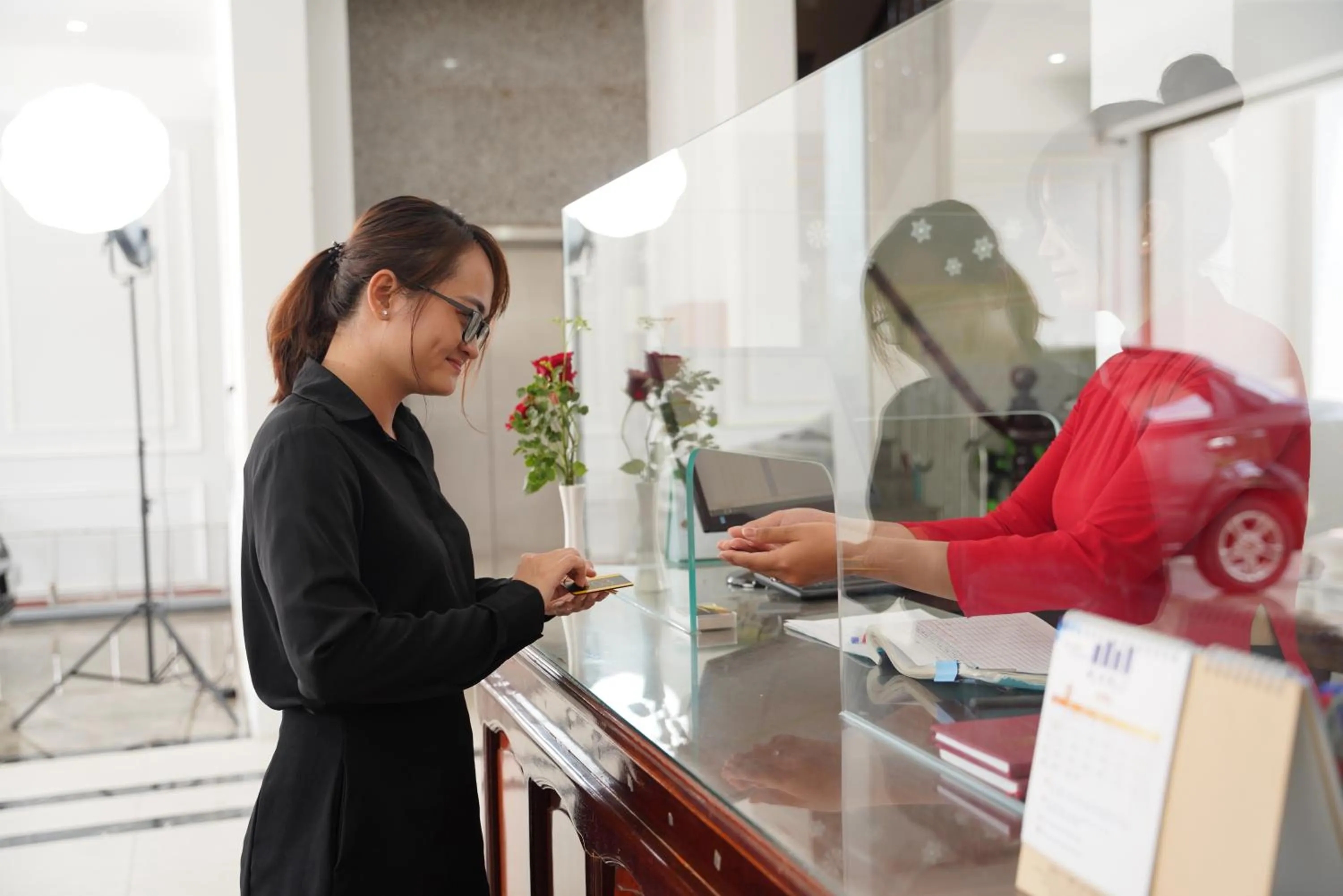 KHÁCH SẠN ĐẾ VƯƠNG