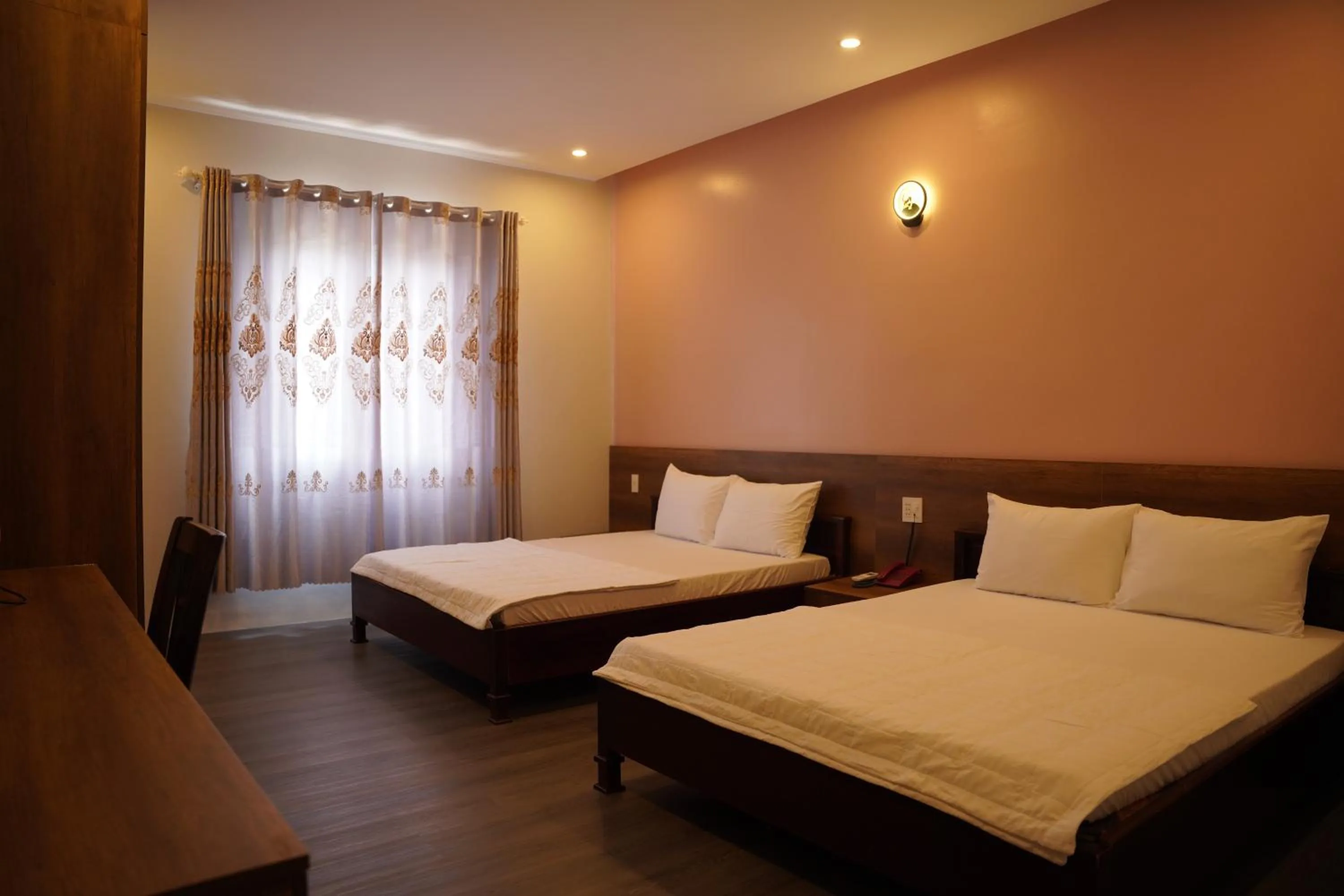 Photo of the whole room, Bed in KHÁCH SẠN ĐẾ VƯƠNG