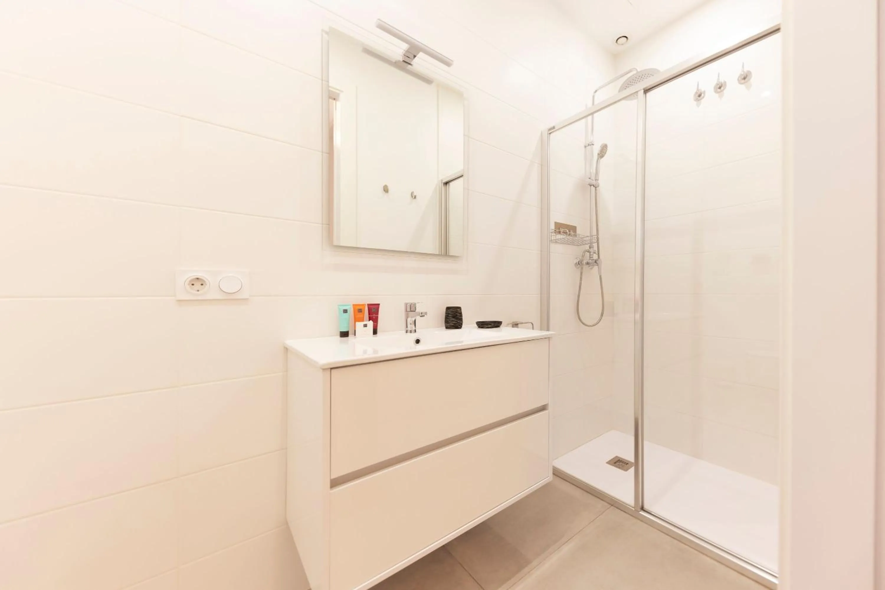 Bathroom in Bravissimo Riu Onyar, modern 3 bedroom apartment