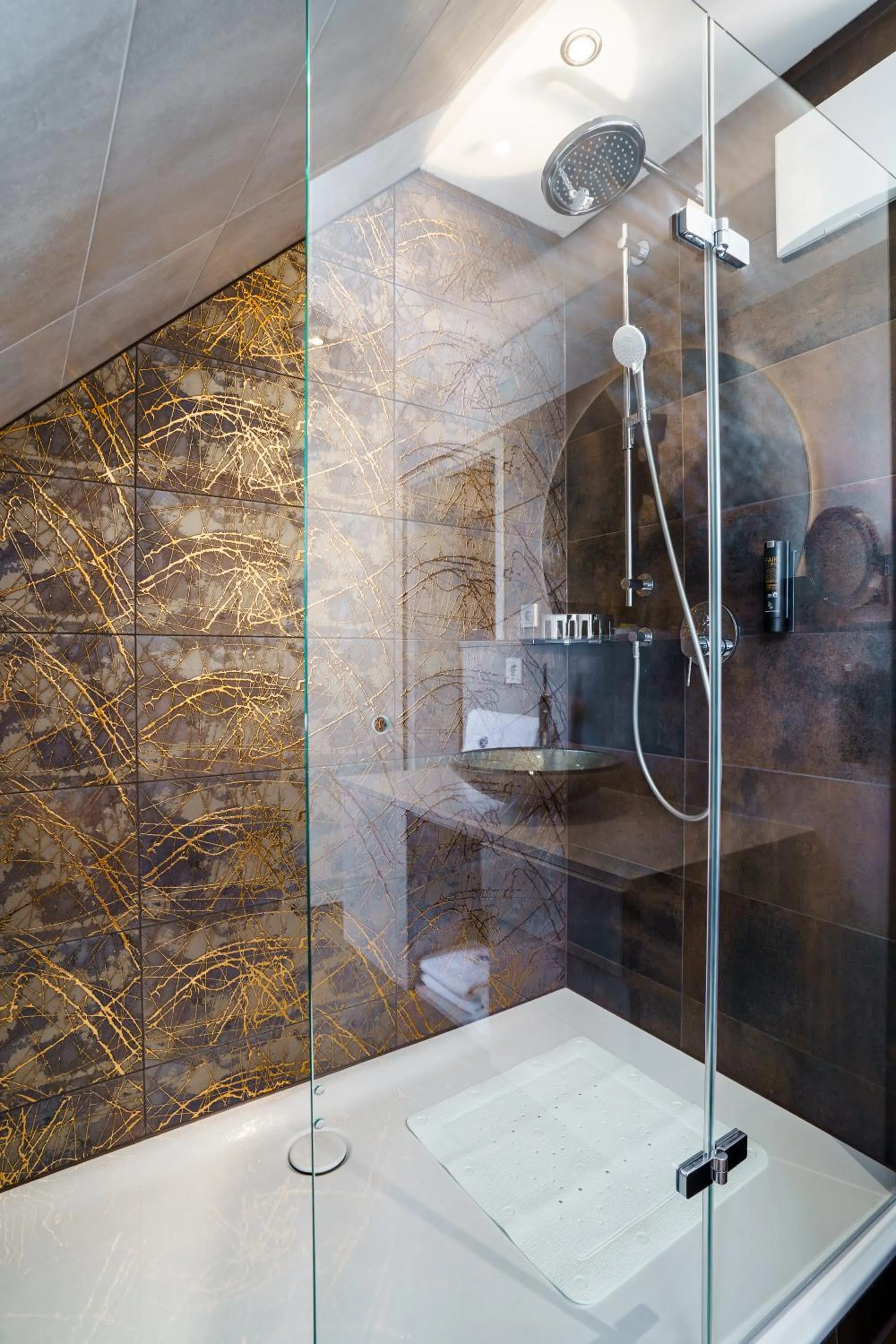 Shower in Hotel Wilder Mann