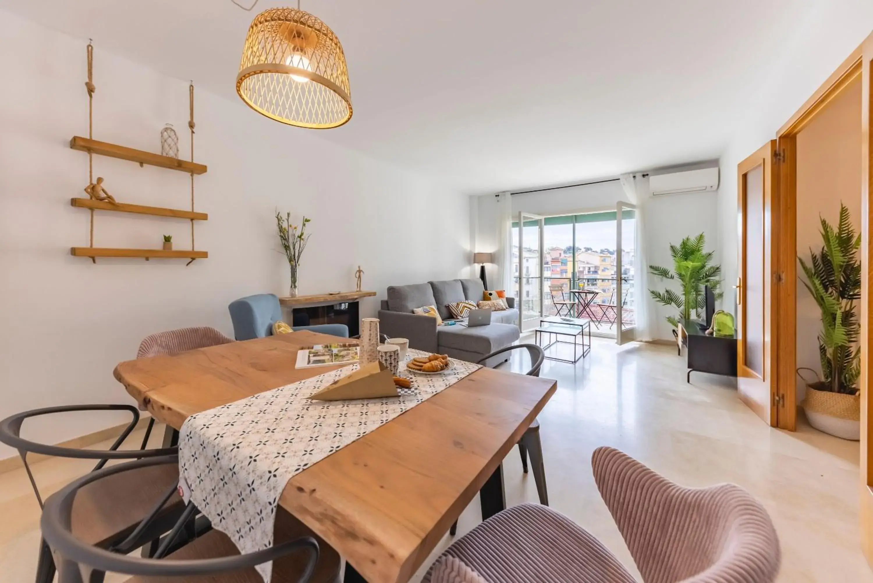 Bravissimo Plaça de la Independència, Morning Sun Bravissimo Plaça de la Independència, Morning Sun