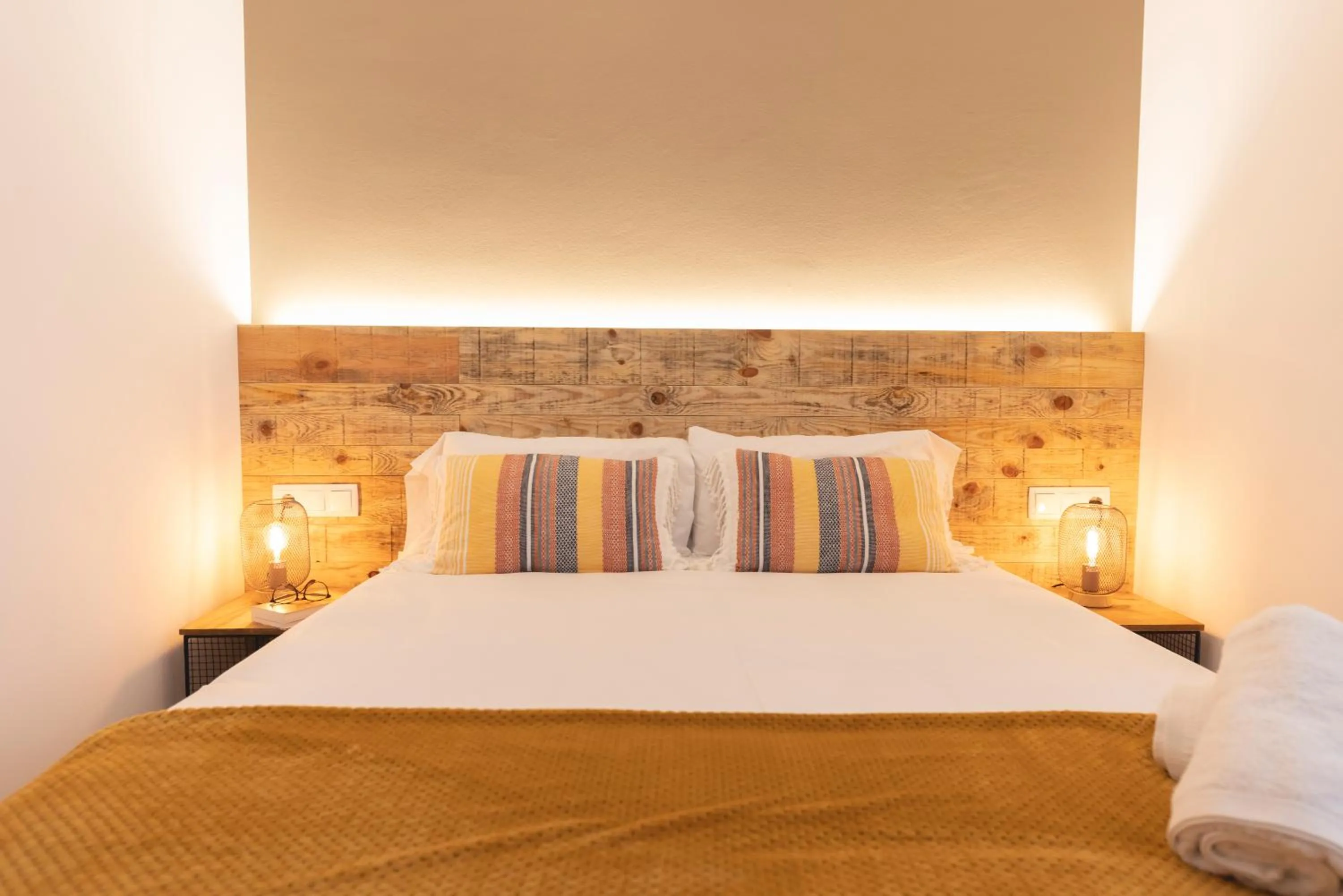 Bed in Bravissimo Plaça de la Independència, Morning Sun