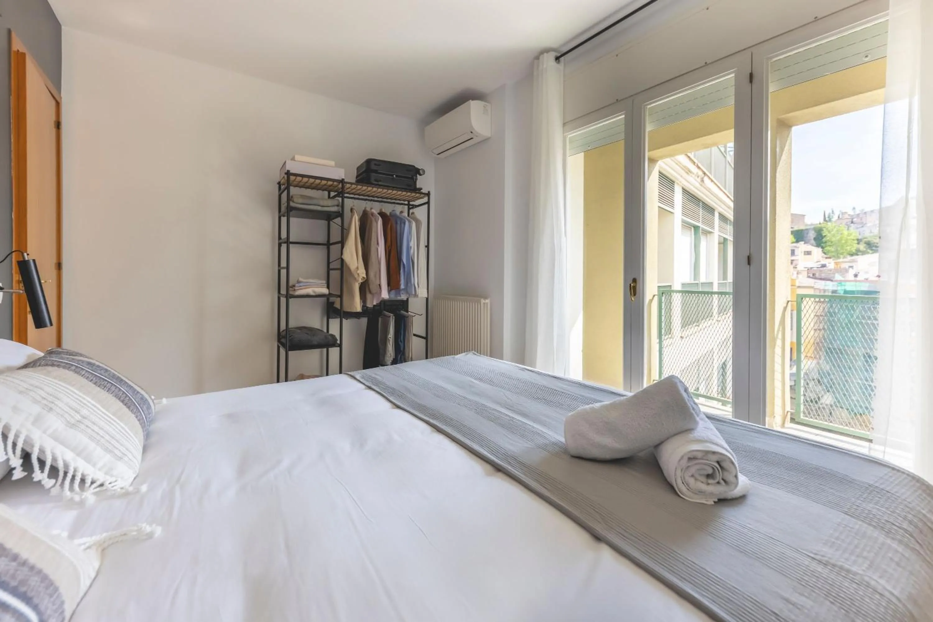 Bed in Bravissimo Plaça de la Independència, Morning Sun