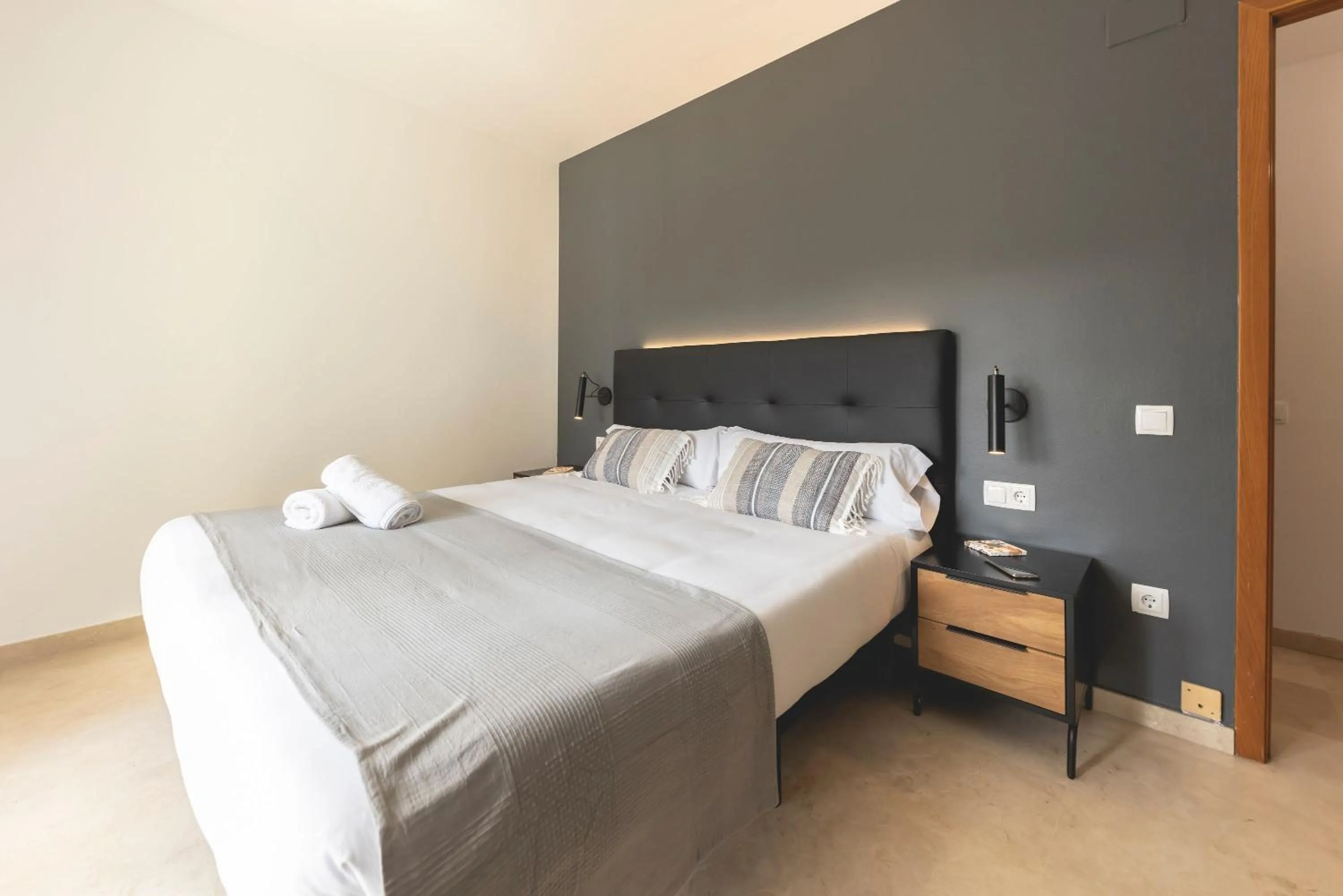 Bed in Bravissimo Plaça de la Independència, Morning Sun