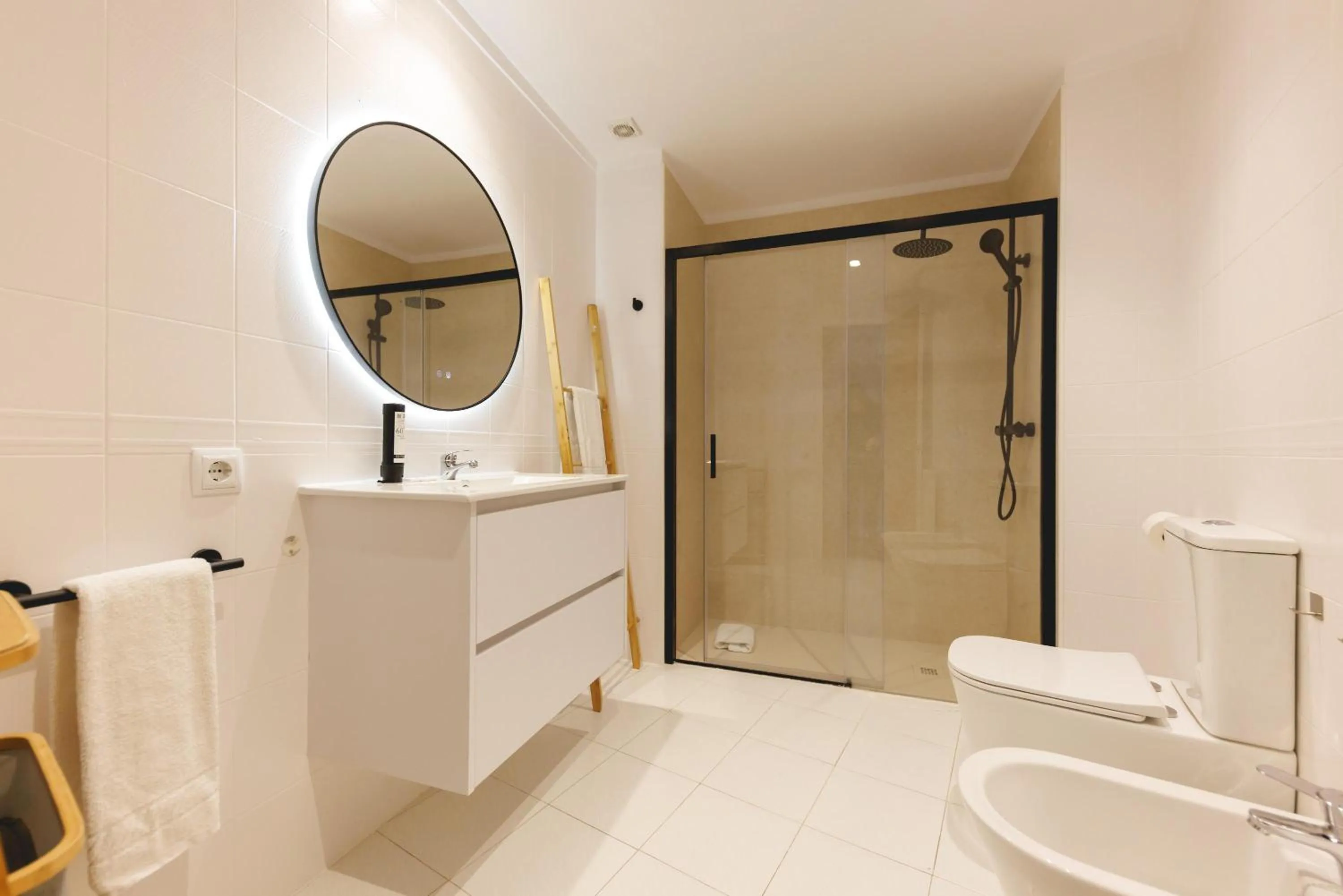 Bravissimo Plaça de la Independència, Morning Sun