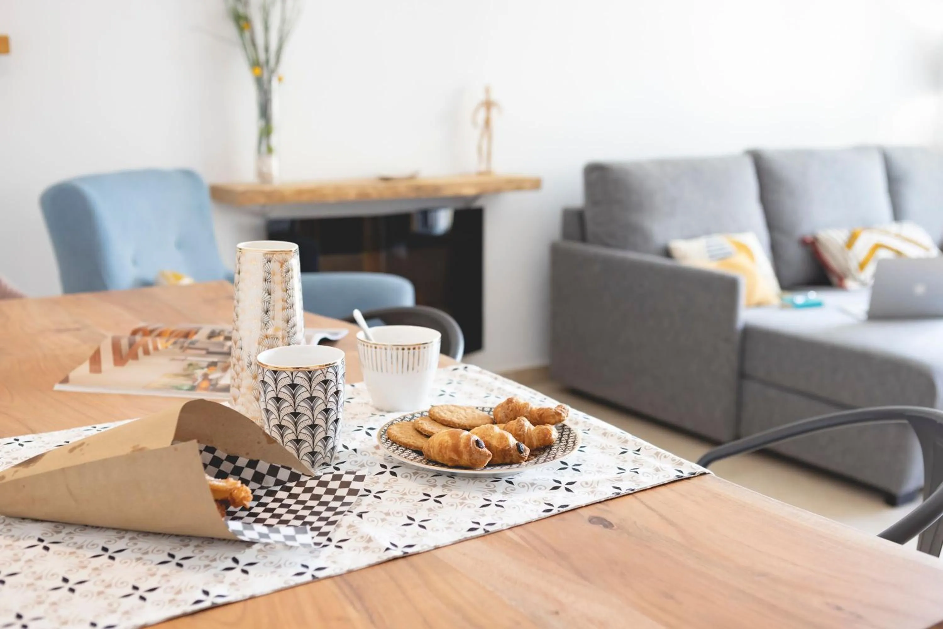 Dining area in Bravissimo Plaça de la Independència, Morning Sun