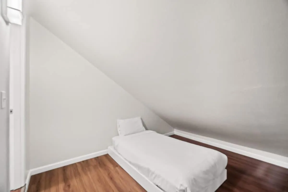 Bed in 5218 Beach Dr A