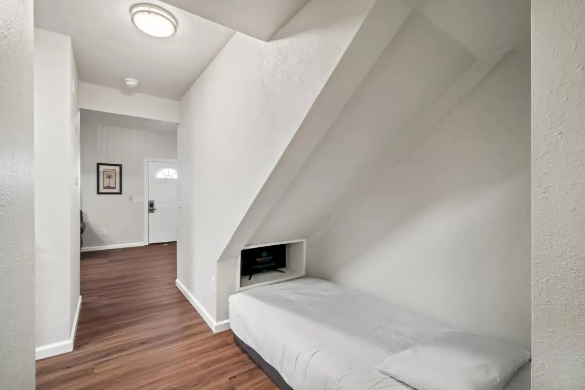 Bed in 5218 Beach Dr A