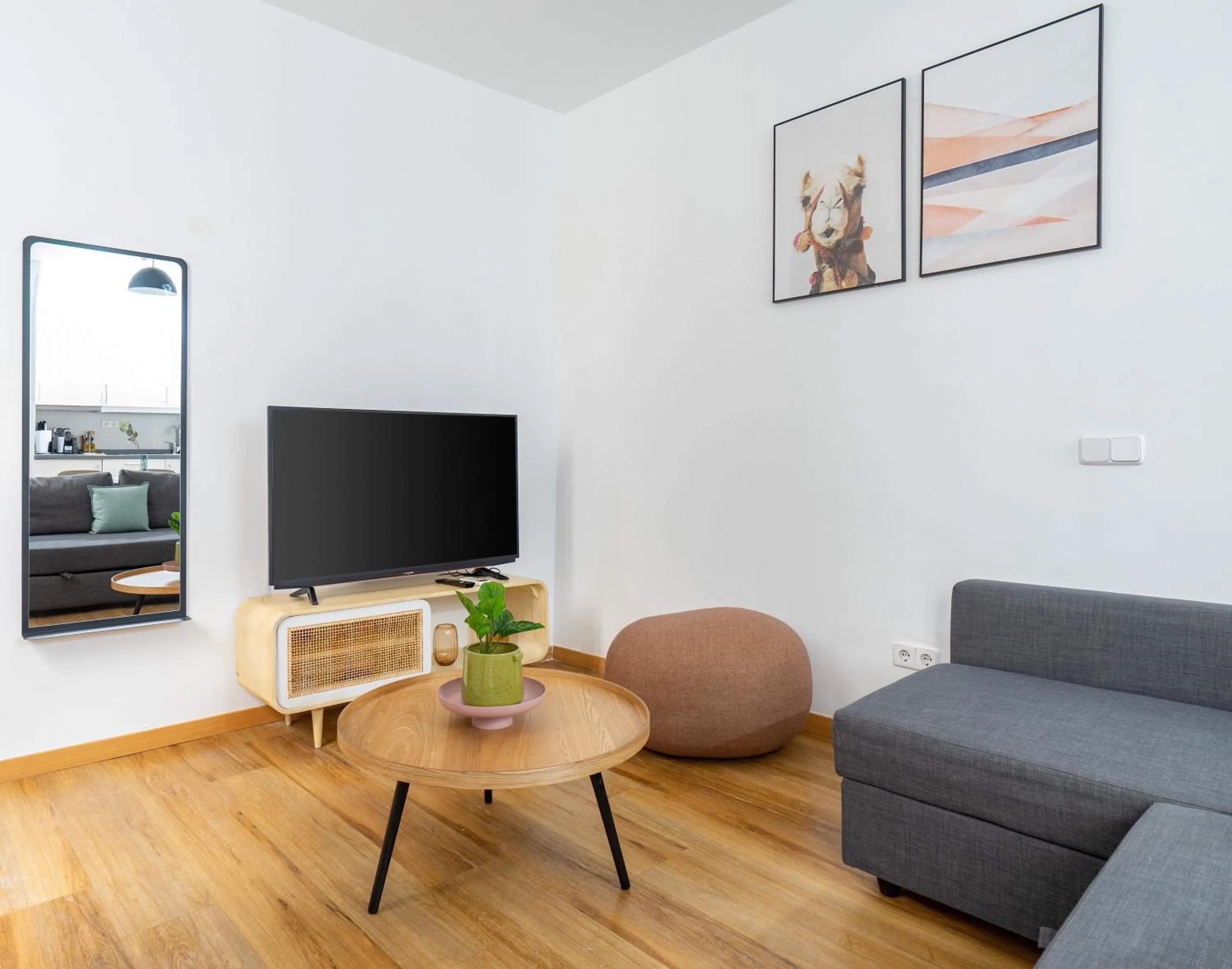 TV and multimedia in Limehome Madrid San Lorenzo