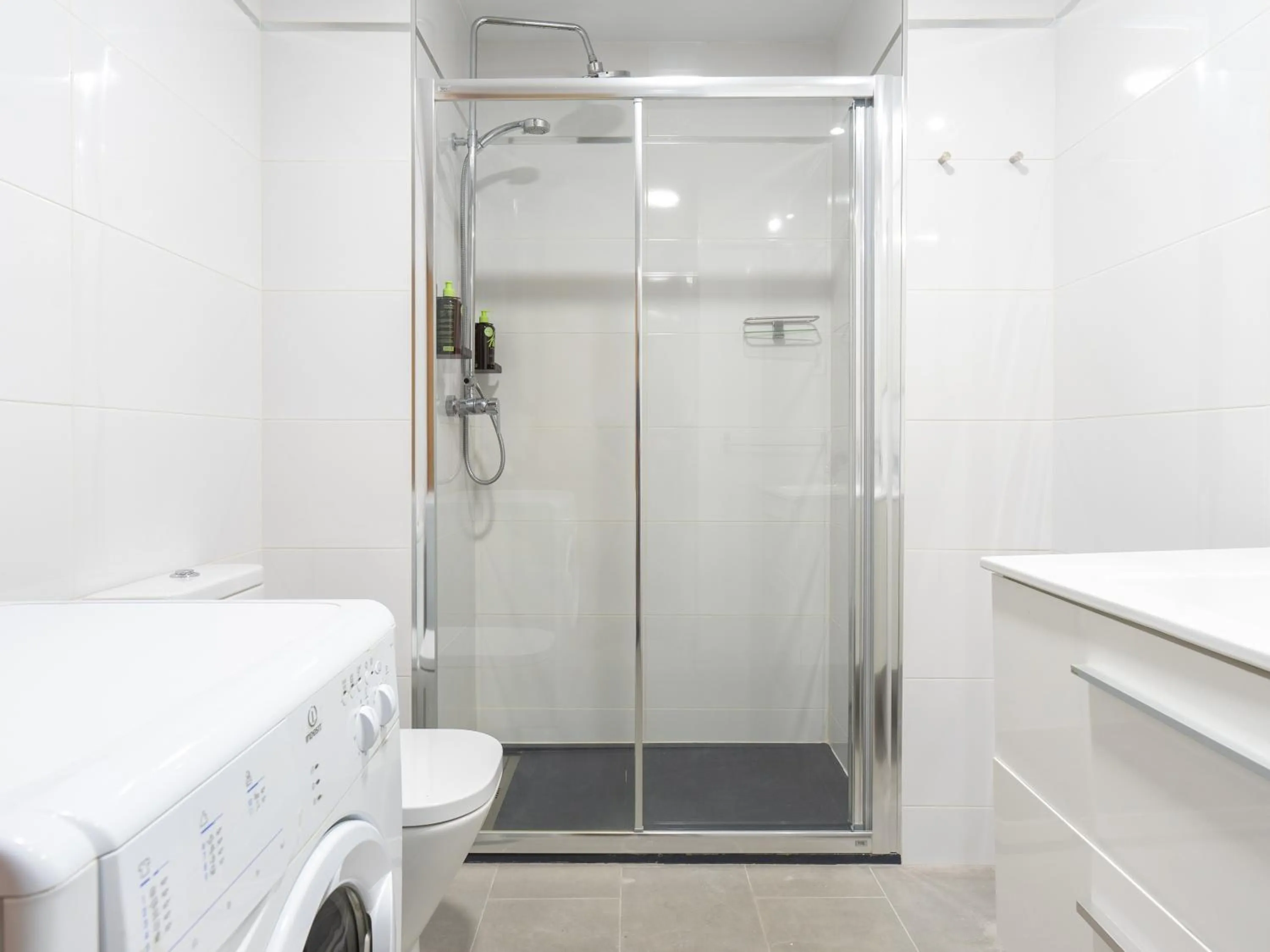 Shower in Limehome Madrid San Lorenzo