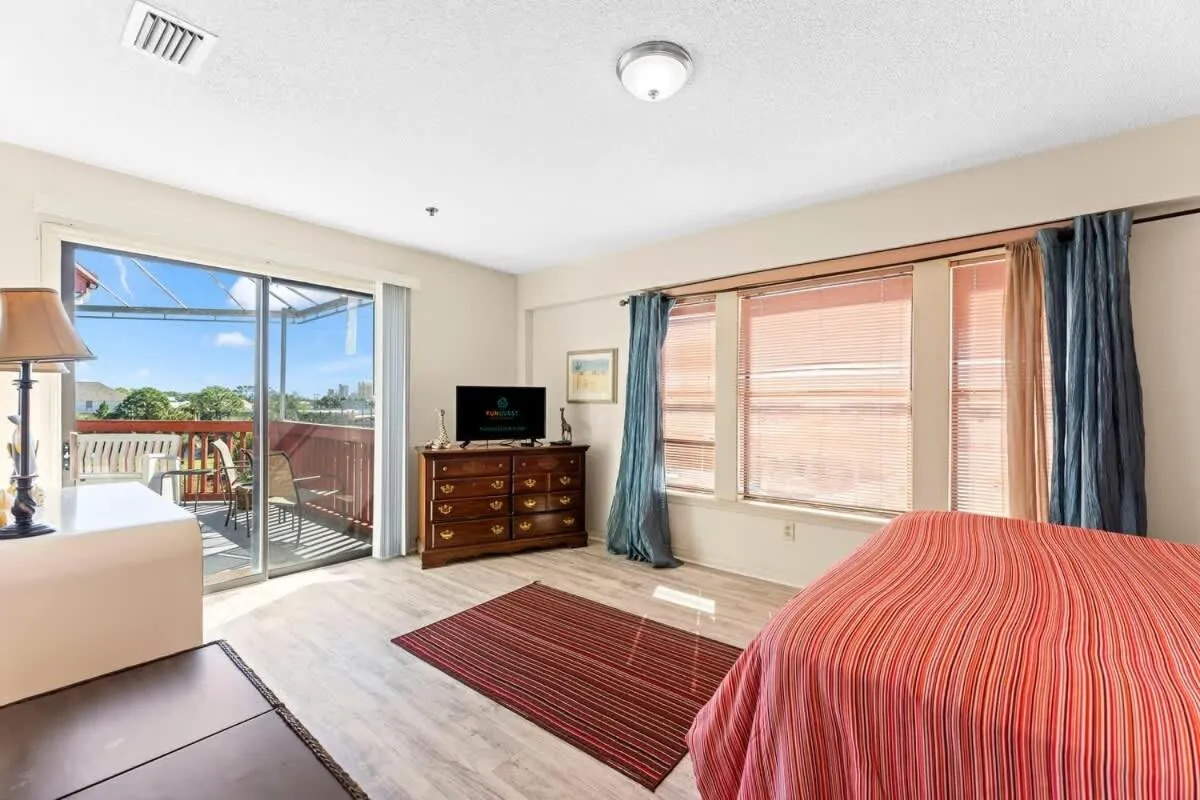 Bed in 1302B St Thomas Square