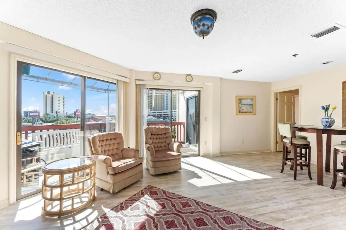 1302B St Thomas Square