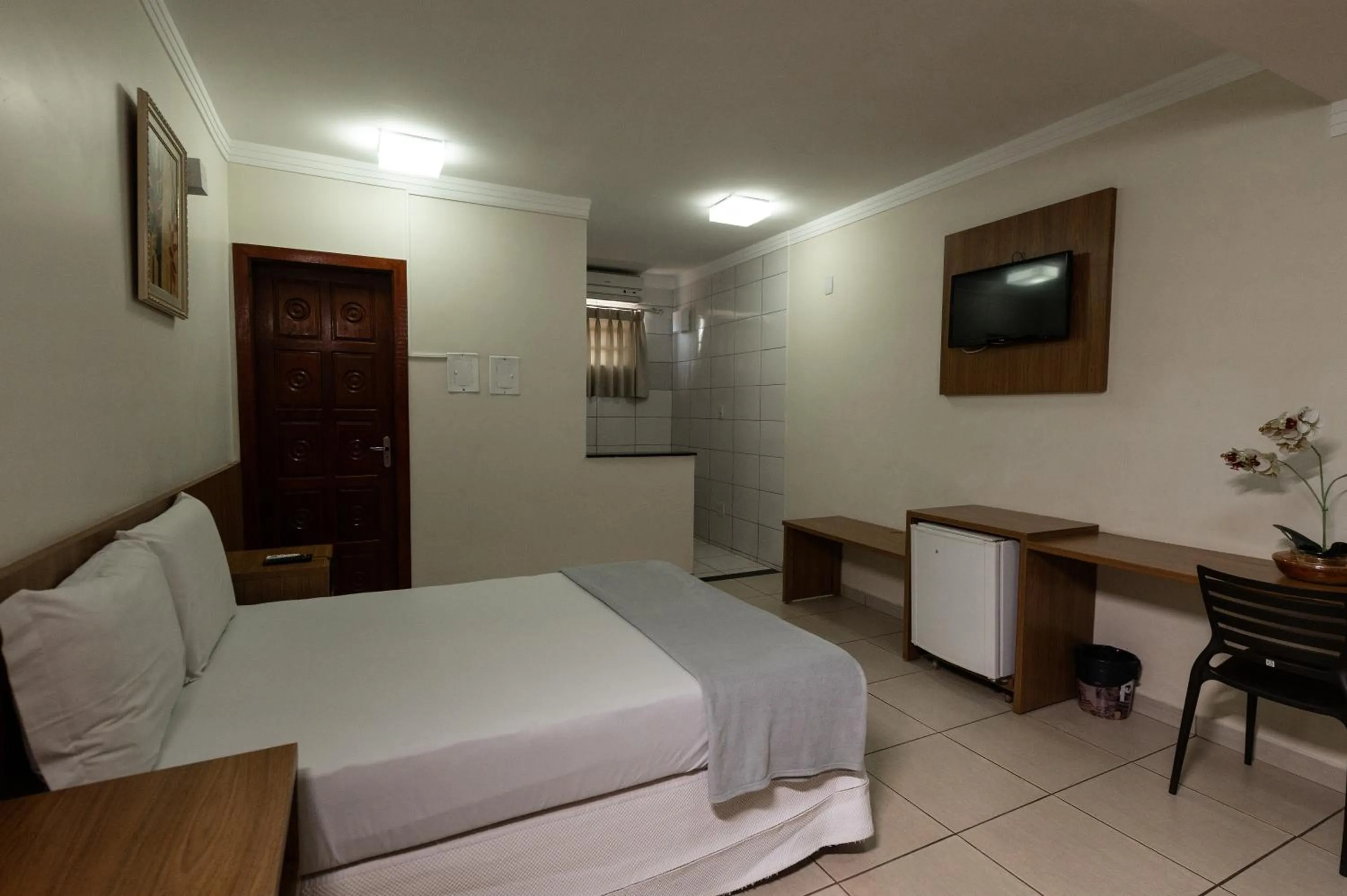 Photo of the whole room, Bed in Havana Express