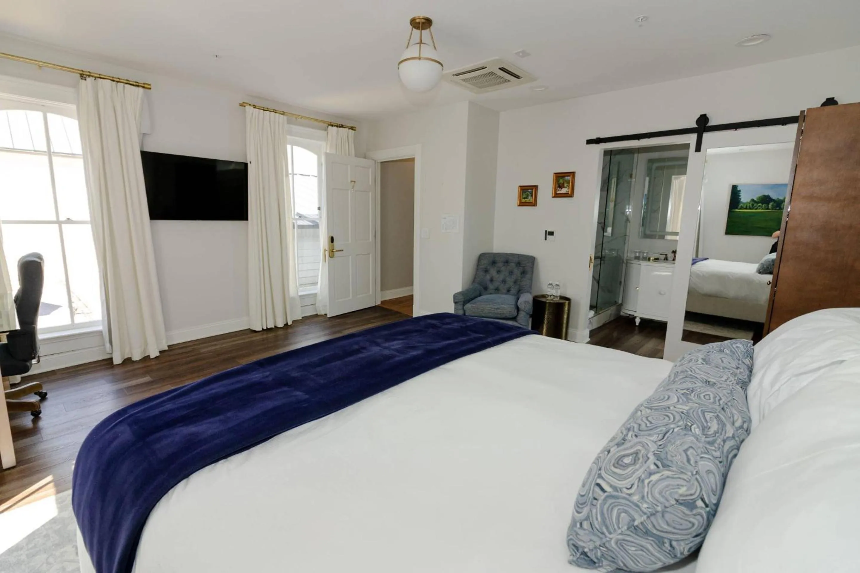 Bedroom in The Colonial Inn, an Ascend Collection Hotel