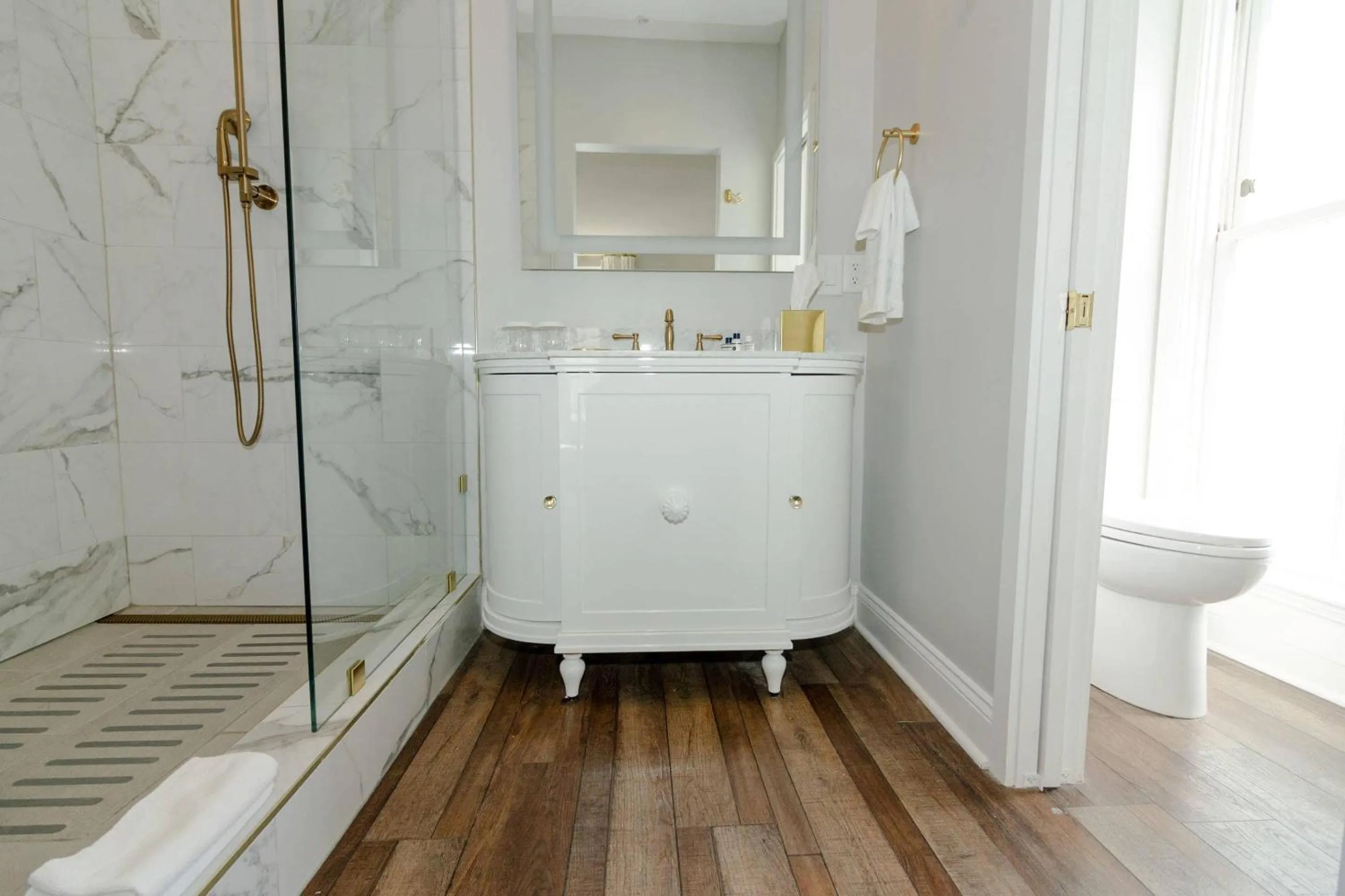 Bedroom in The Colonial Inn, an Ascend Collection Hotel