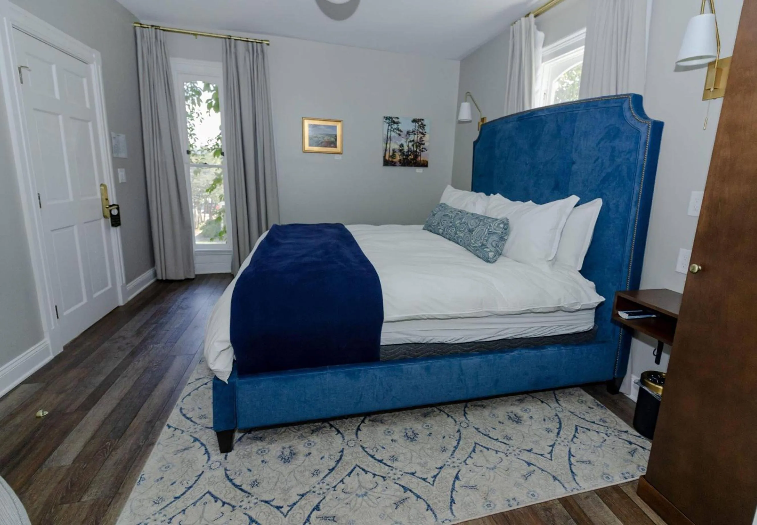 Bedroom in The Colonial Inn, an Ascend Collection Hotel