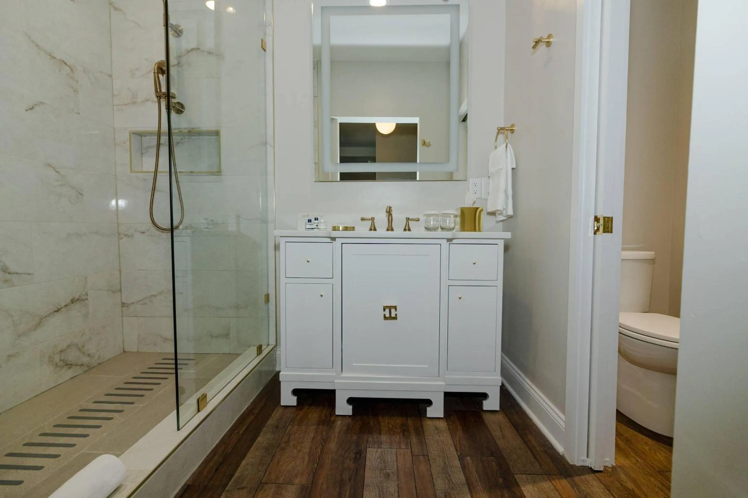 Bedroom in The Colonial Inn, an Ascend Collection Hotel