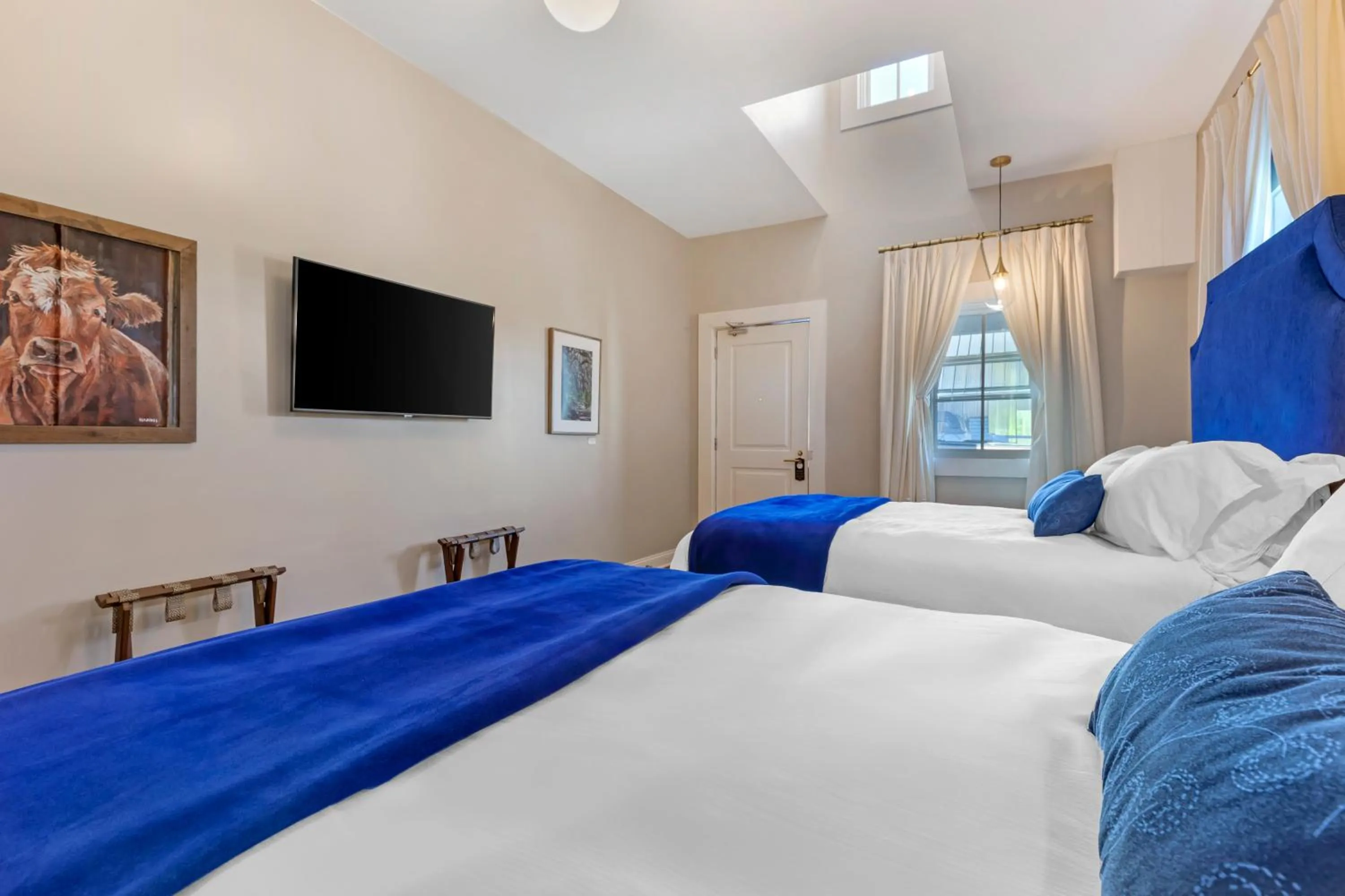 Bed in The Colonial Inn, an Ascend Collection Hotel