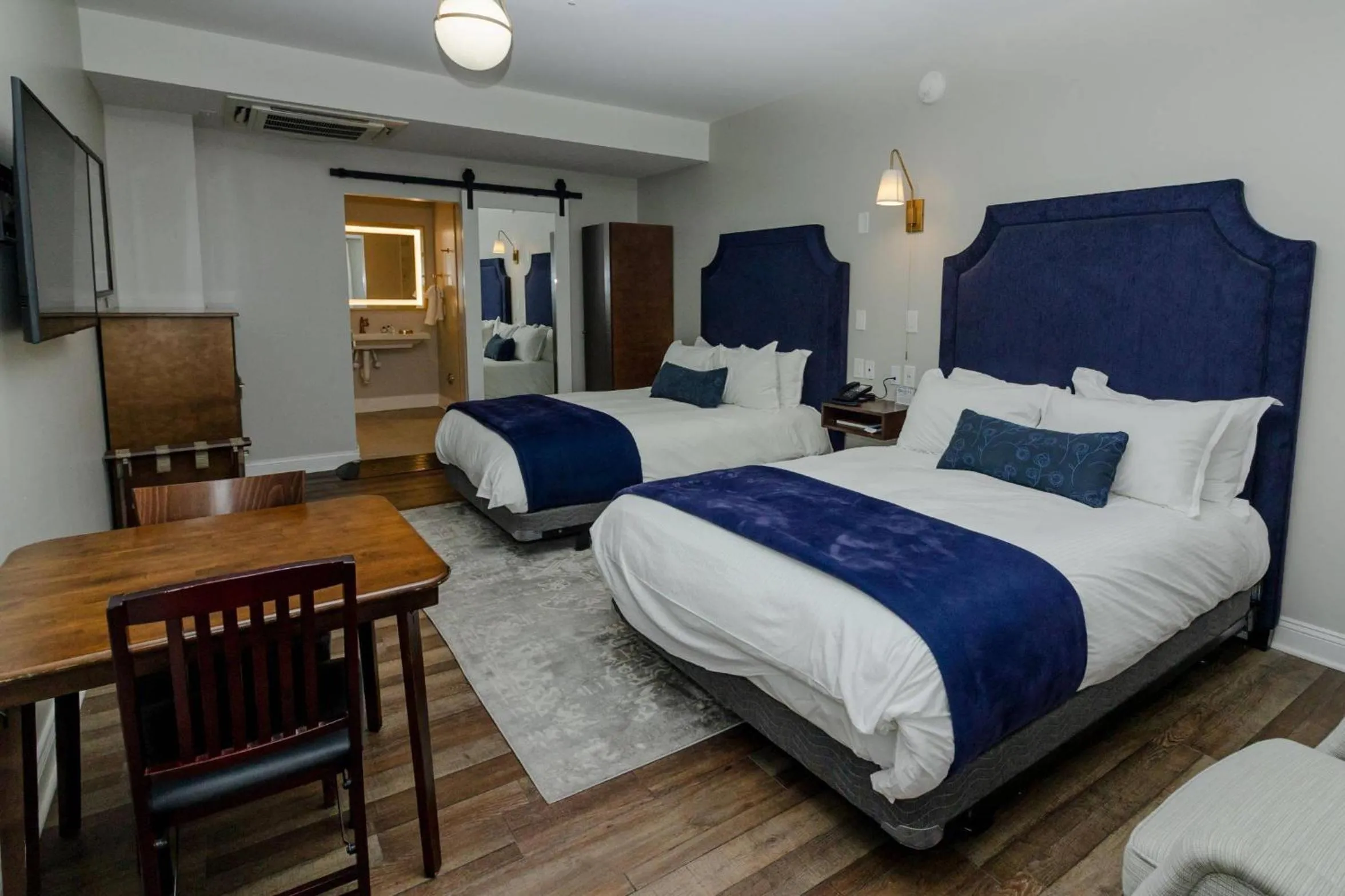 Bedroom in The Colonial Inn, an Ascend Collection Hotel