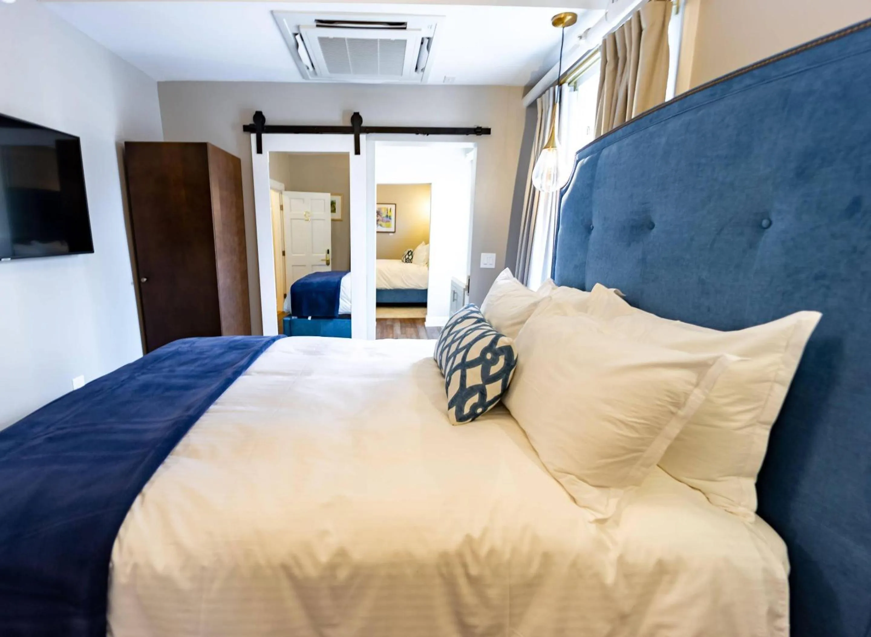 Bedroom in The Colonial Inn, an Ascend Collection Hotel