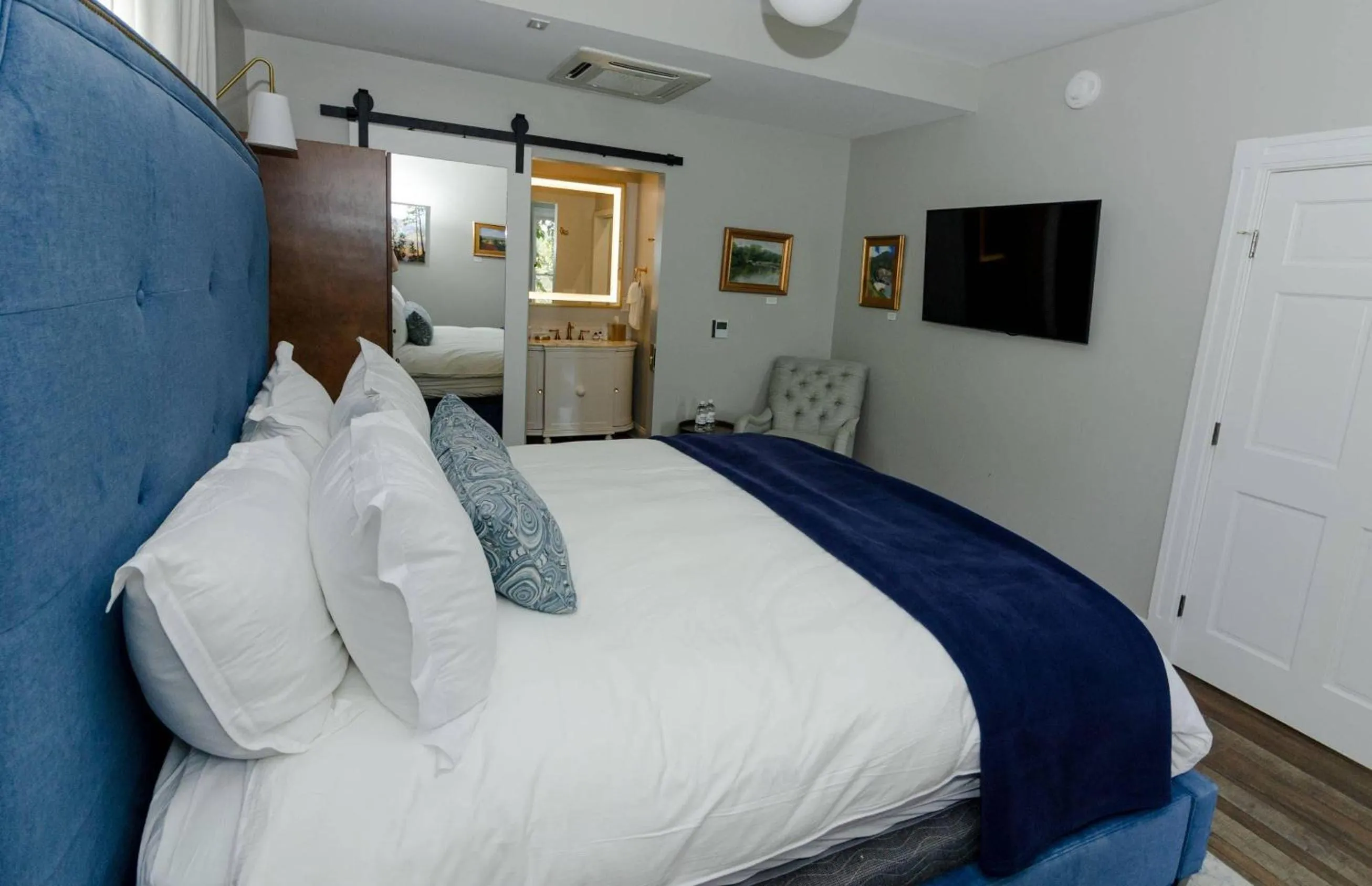 Bedroom in The Colonial Inn, an Ascend Collection Hotel