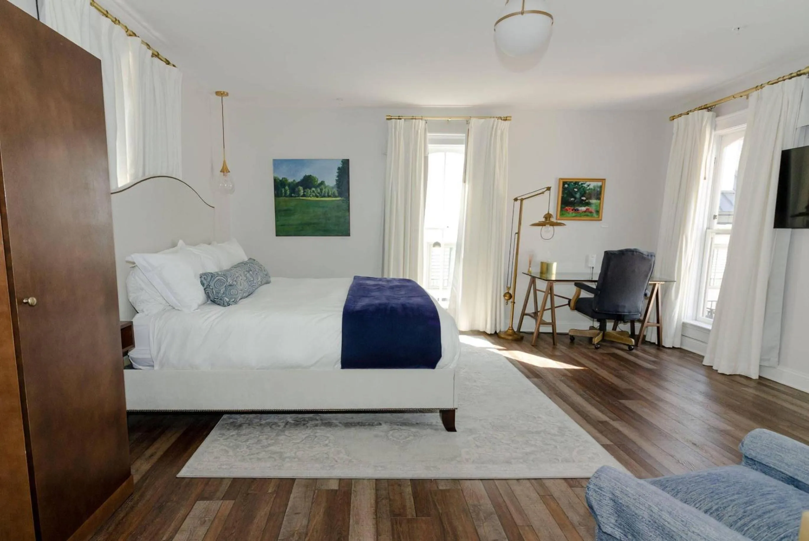 Bedroom in The Colonial Inn, an Ascend Collection Hotel