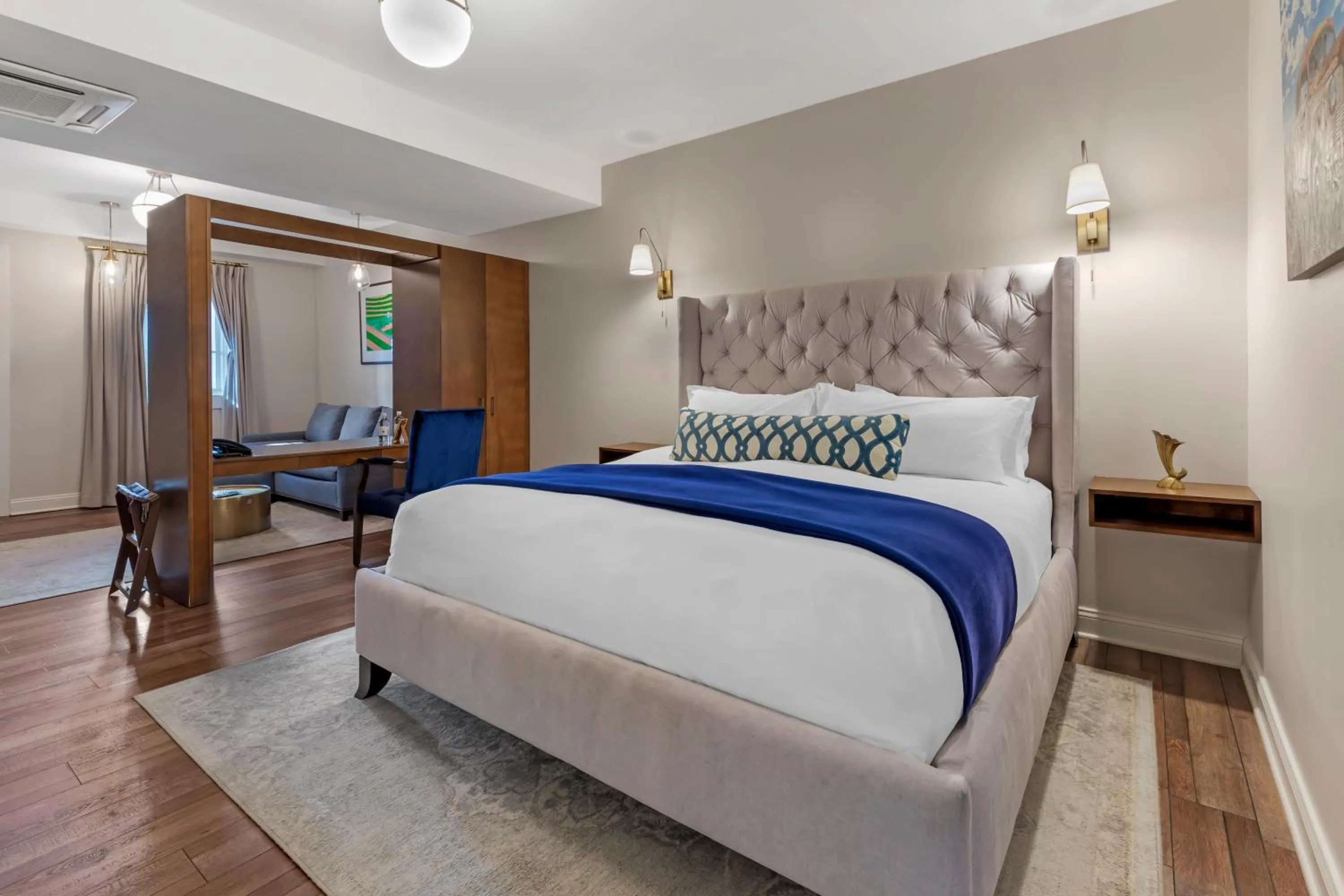 Bed in The Colonial Inn, an Ascend Collection Hotel