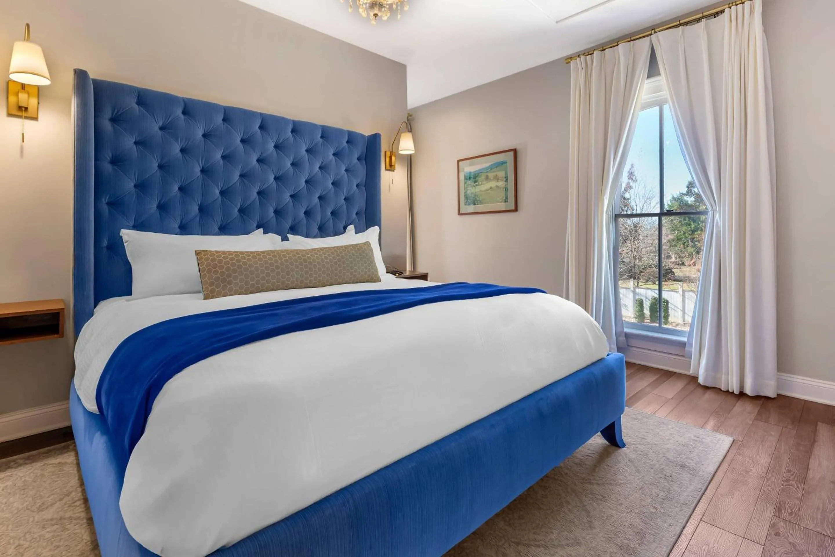 Bedroom, Bed in The Colonial Inn, an Ascend Collection Hotel