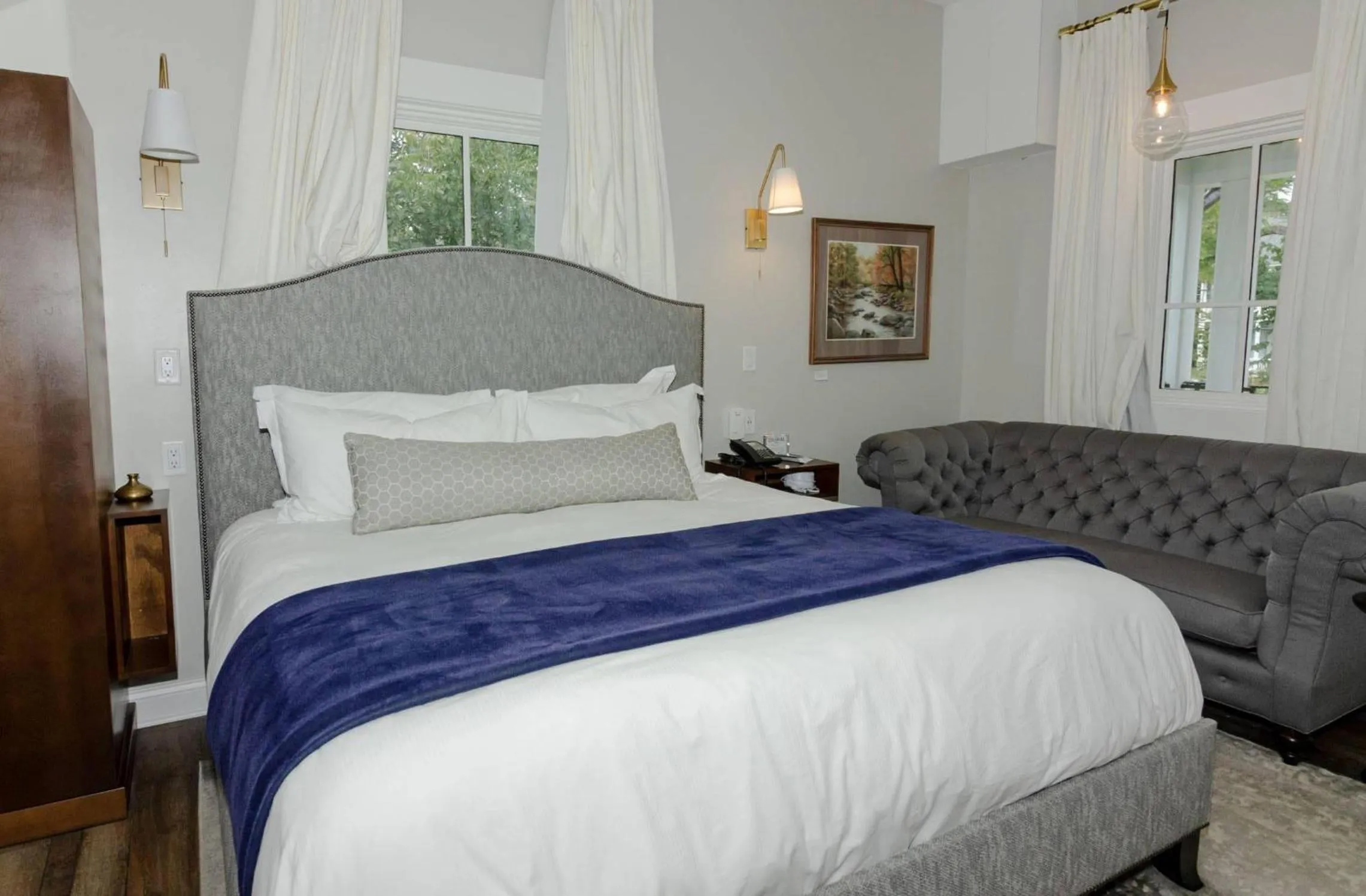 Bedroom in The Colonial Inn, an Ascend Collection Hotel