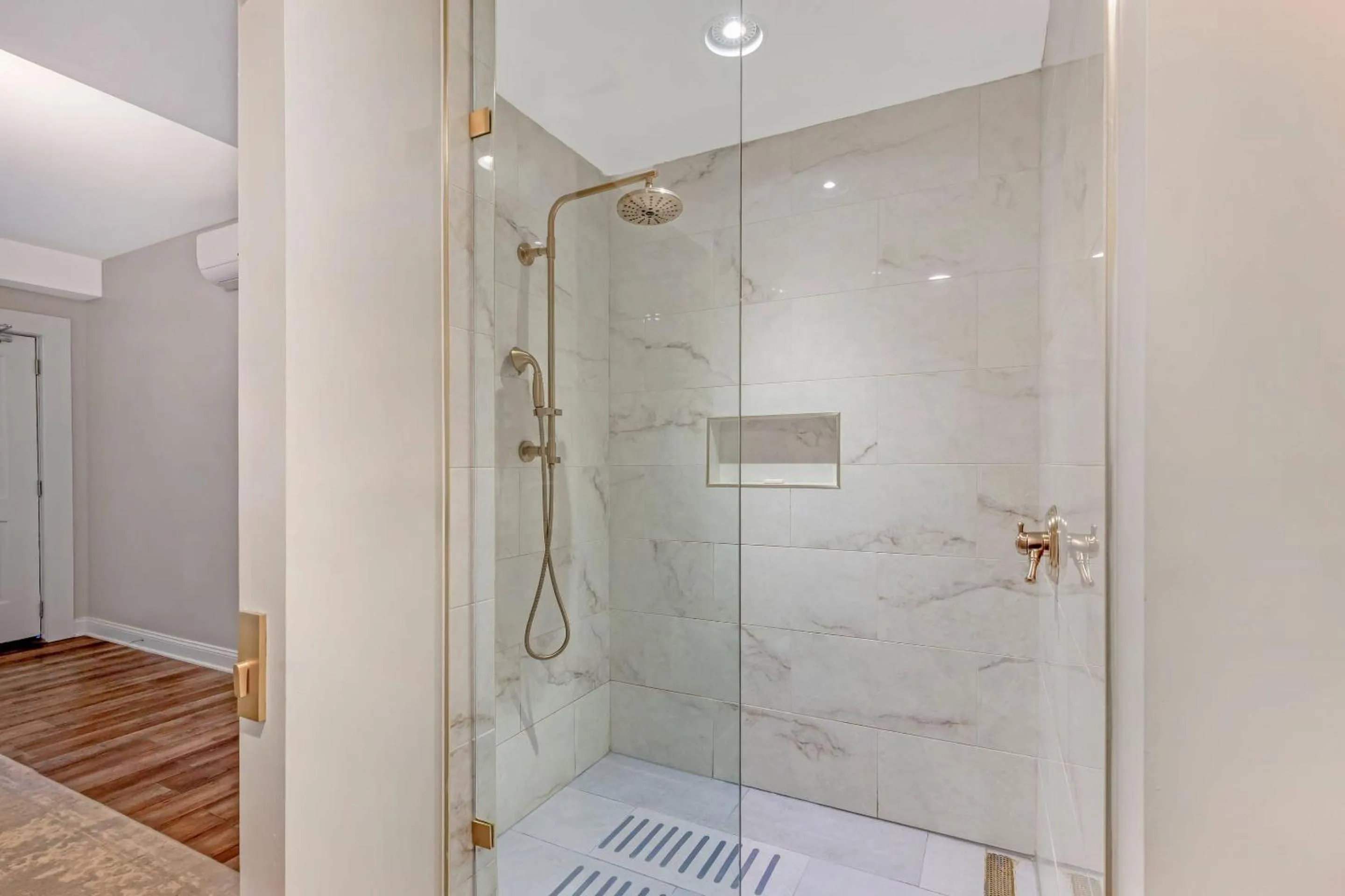 Bedroom in The Colonial Inn, an Ascend Collection Hotel