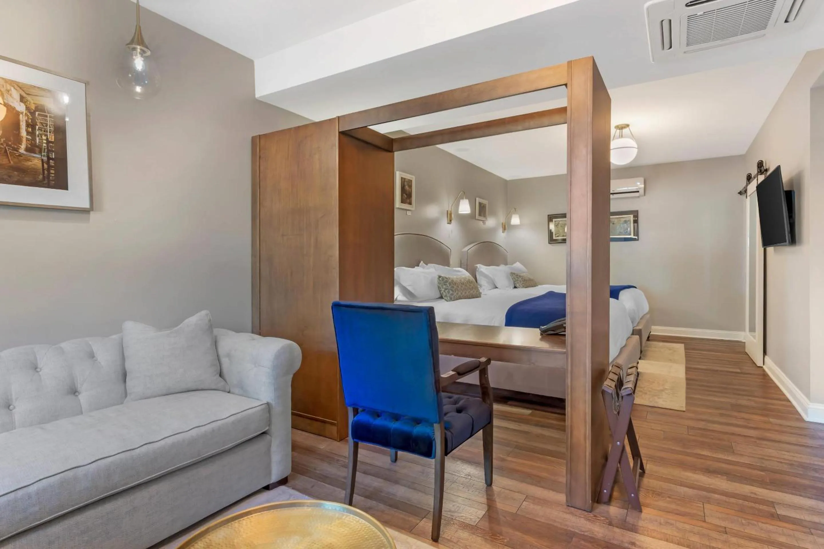 Bedroom in The Colonial Inn, an Ascend Collection Hotel