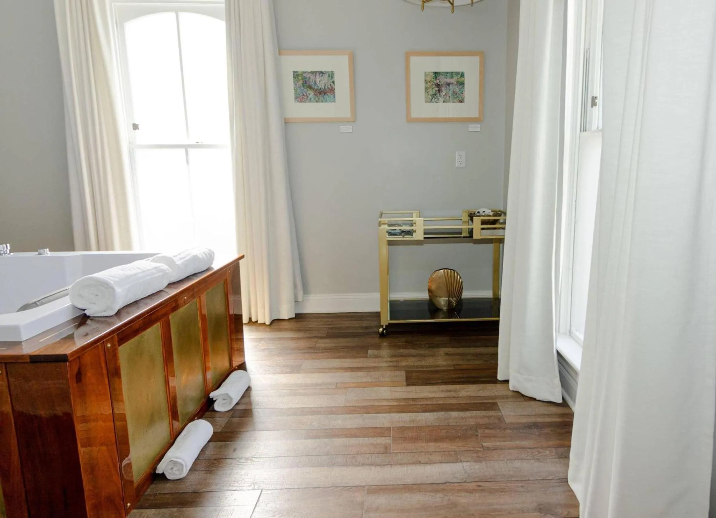 Bedroom in The Colonial Inn, an Ascend Collection Hotel