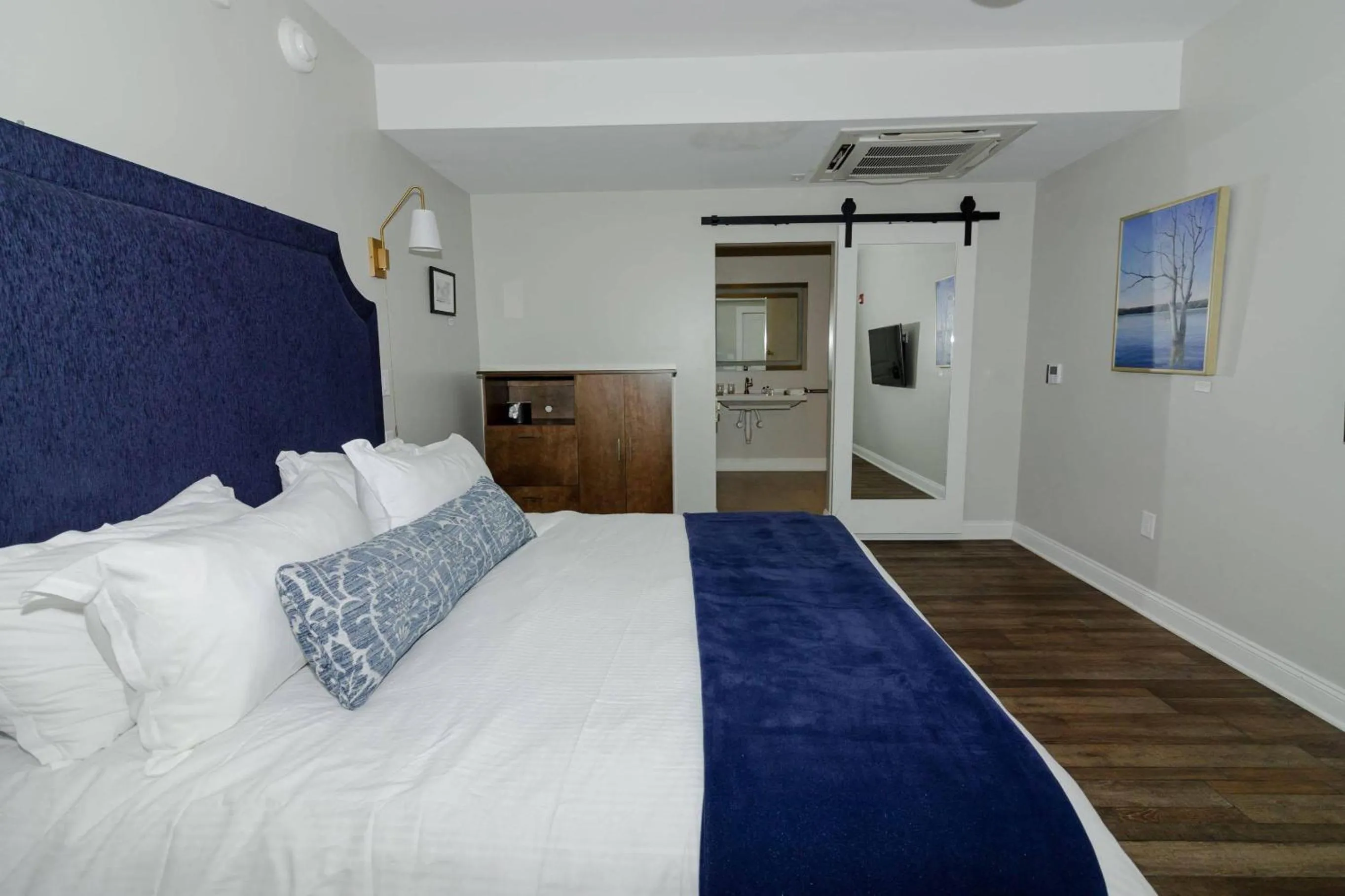 Bedroom in The Colonial Inn, an Ascend Collection Hotel