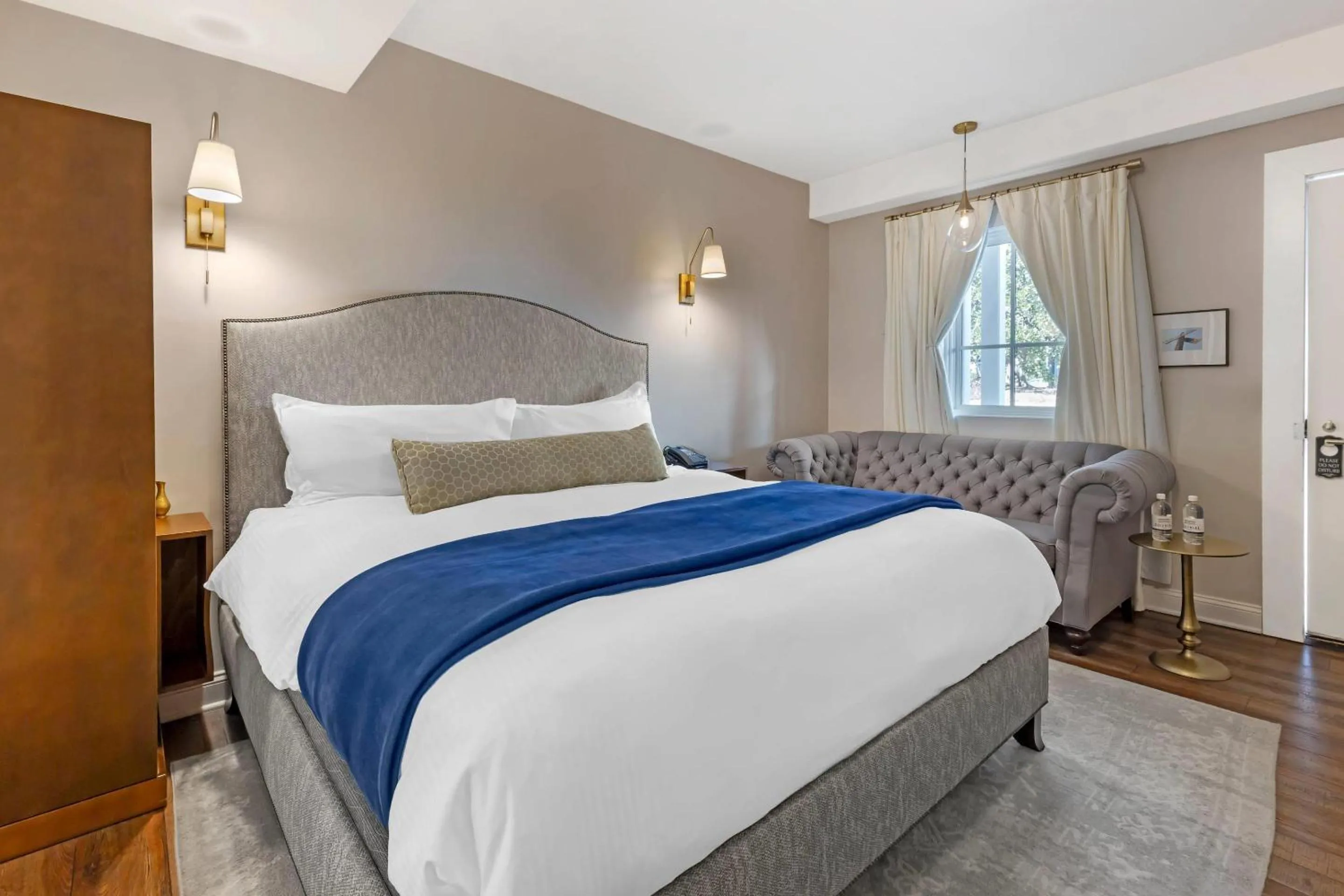 Bedroom, Bed in The Colonial Inn, an Ascend Collection Hotel