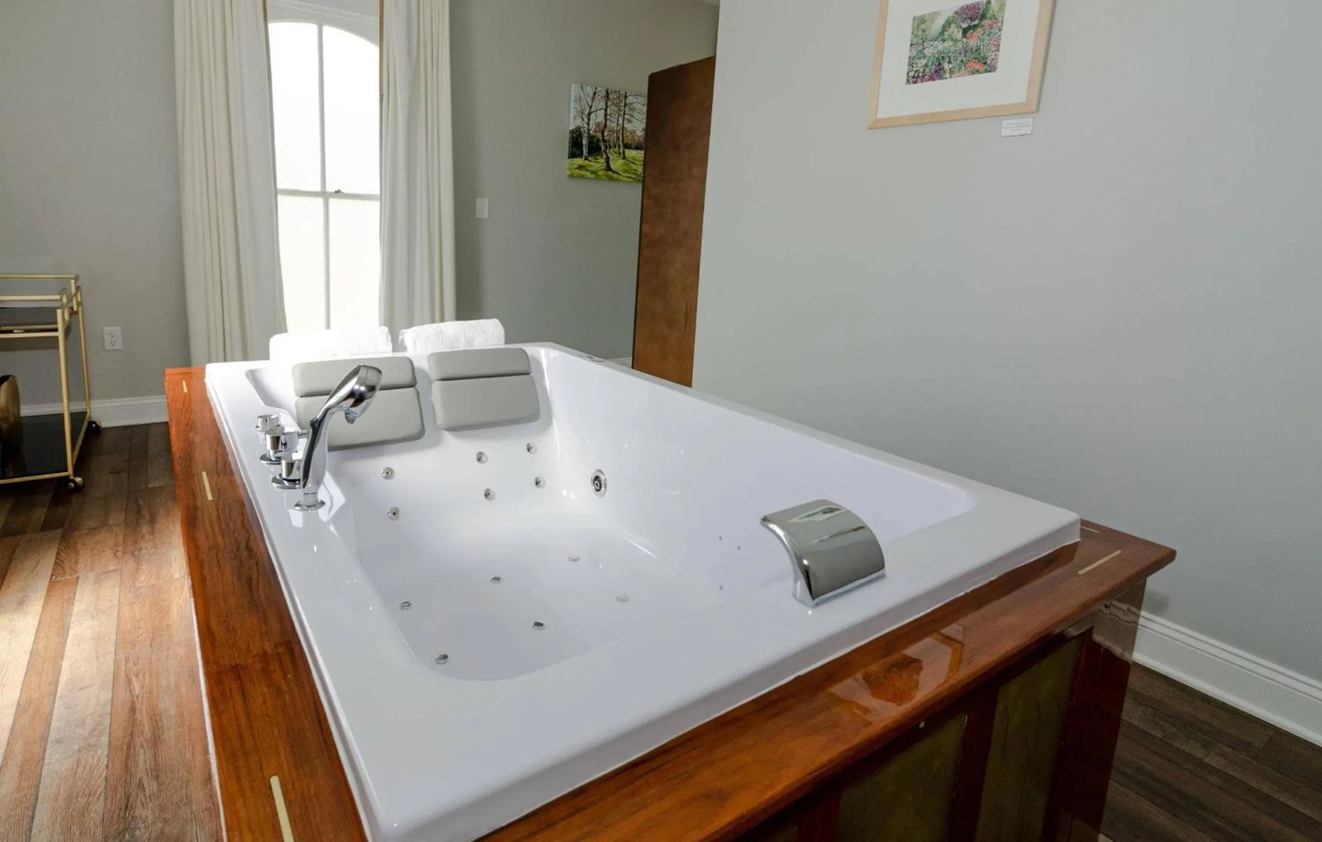 Bedroom in The Colonial Inn, an Ascend Collection Hotel